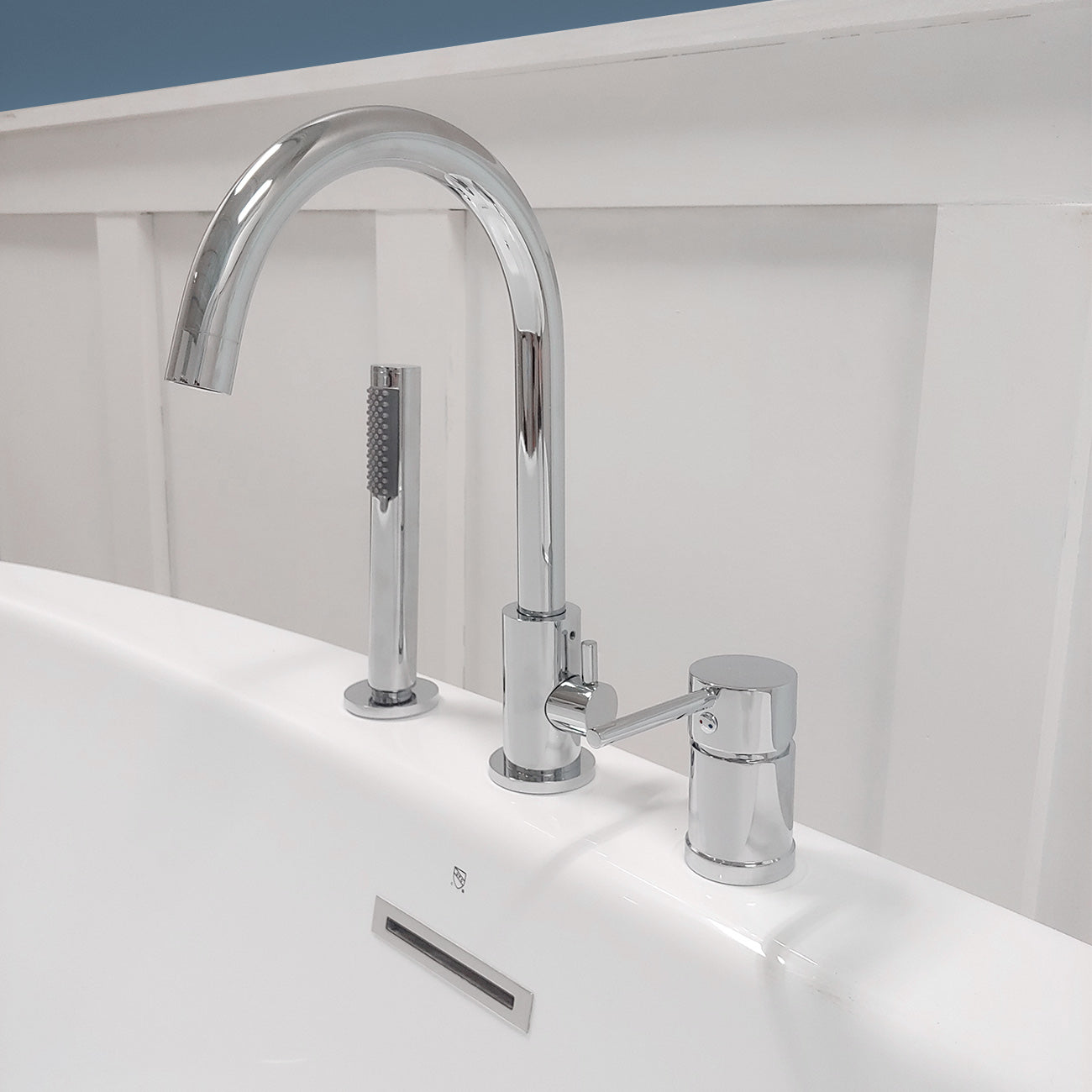 MAIDSTONE Roman Deck Mount Tub Faucet with Handshower