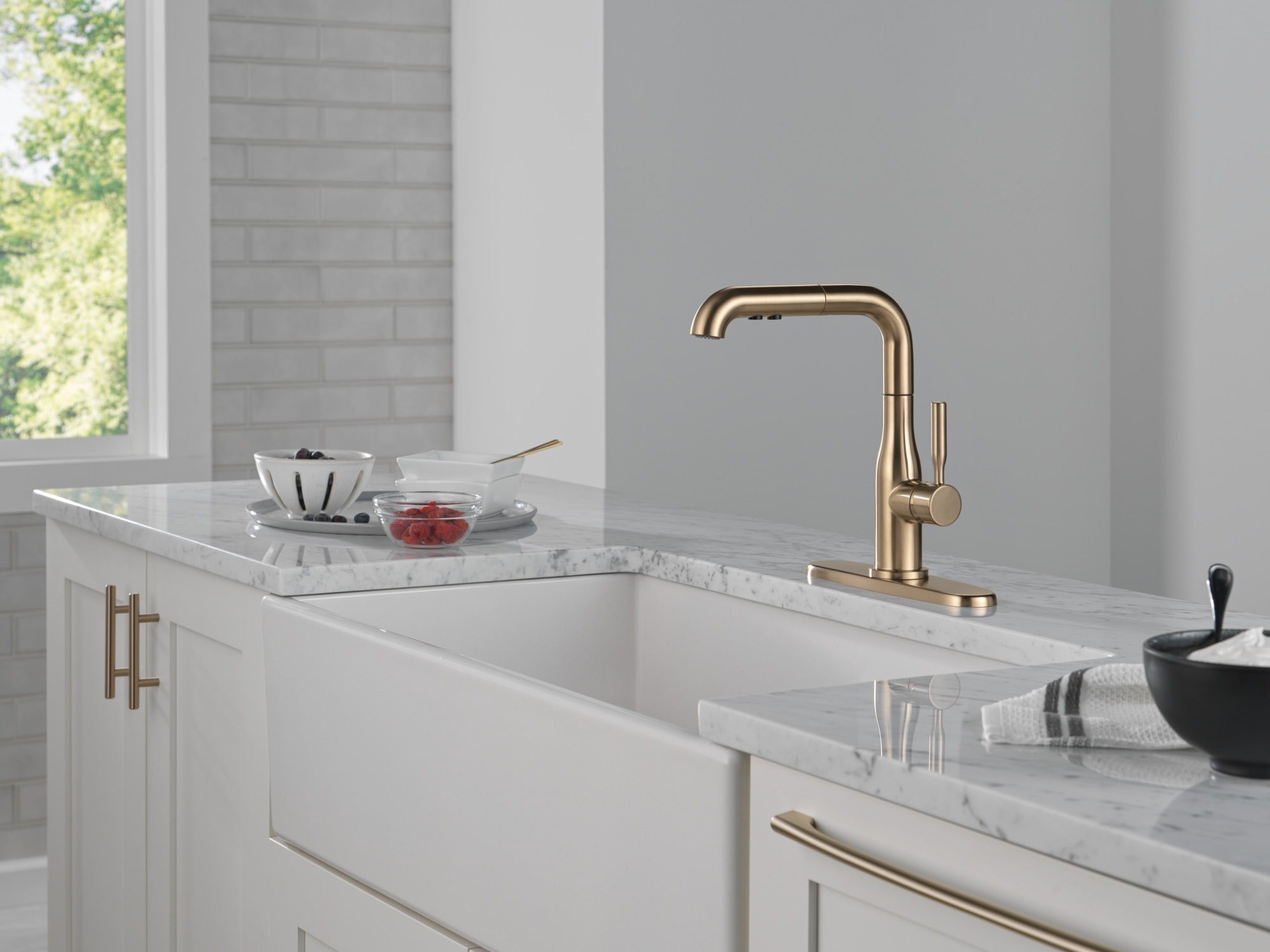 Delta Almari™ Single Handle Pull-Out Kitchen Faucet
