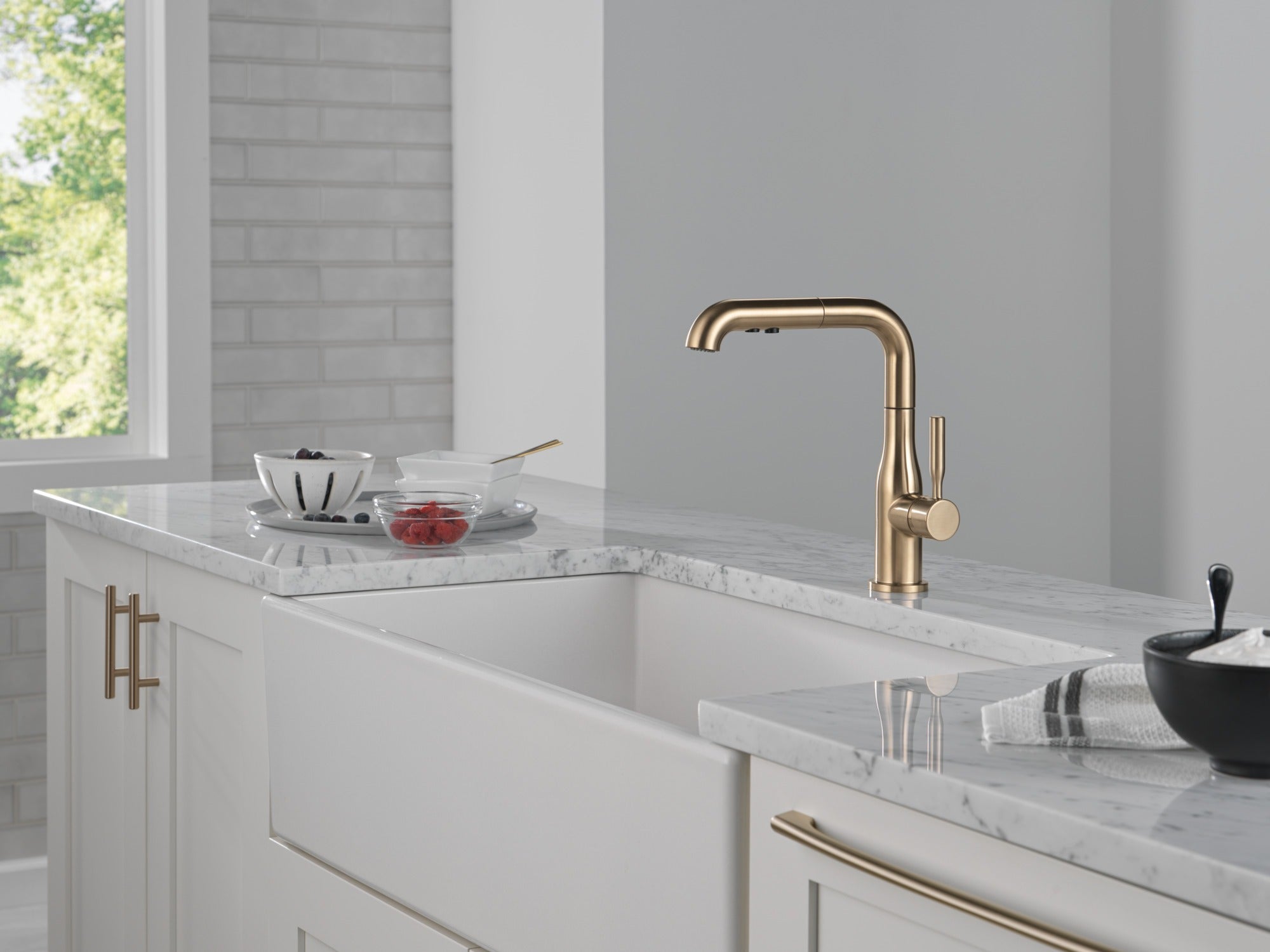 Delta Almari™ Single Handle Pull-Out Kitchen Faucet