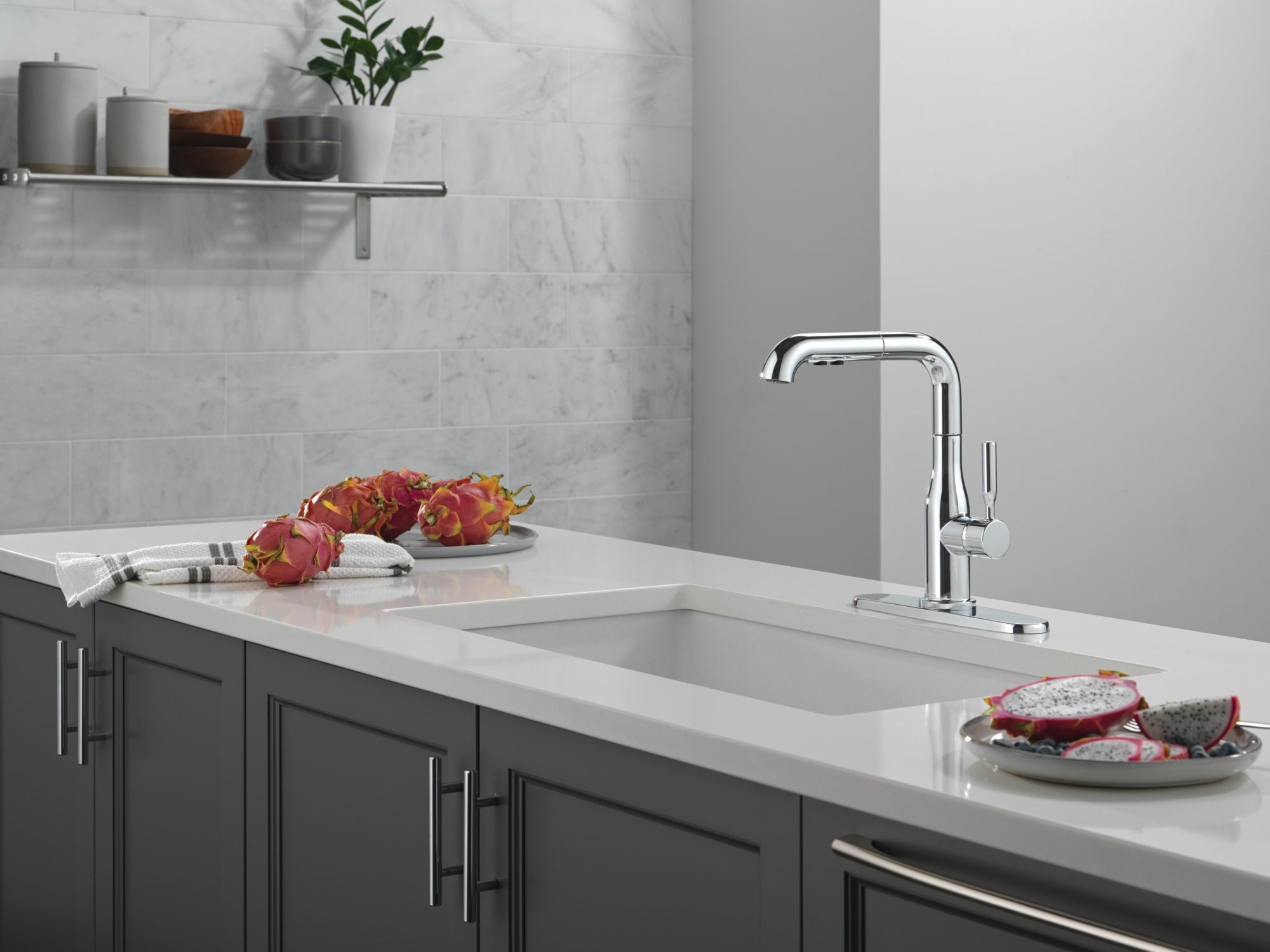 Delta Almari™ Single Handle Pull-Out Kitchen Faucet