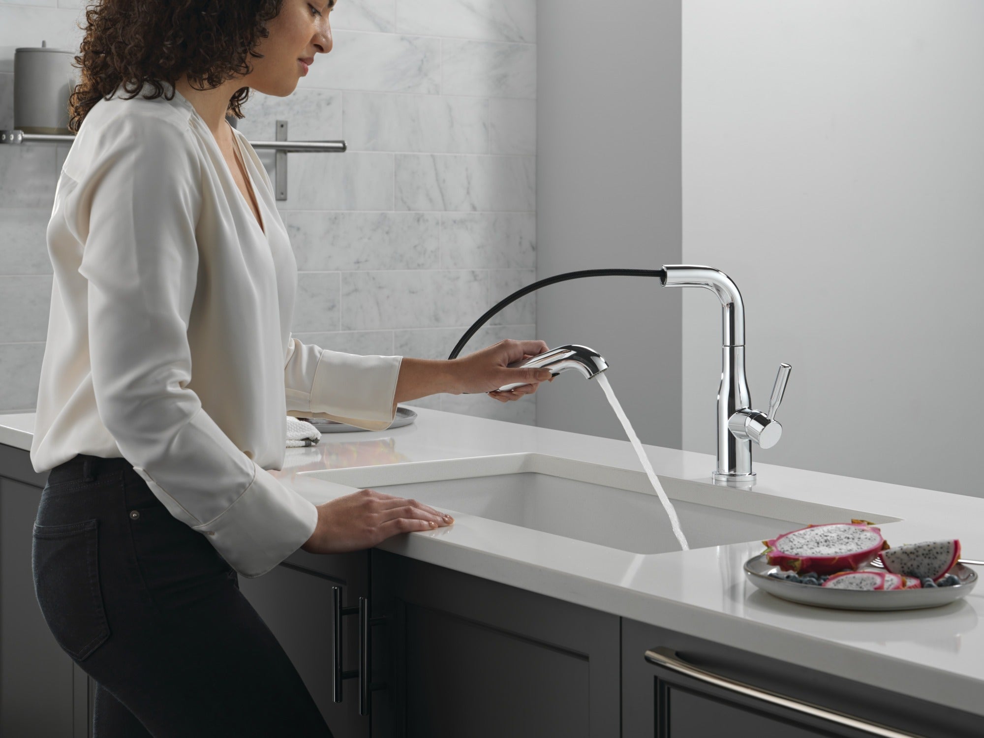 Delta Almari™ Single Handle Pull-Out Kitchen Faucet