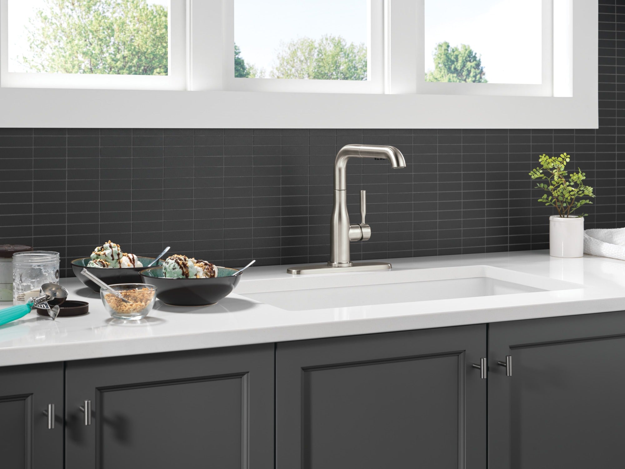 Delta Almari™ Single Handle Pull-Out Kitchen Faucet