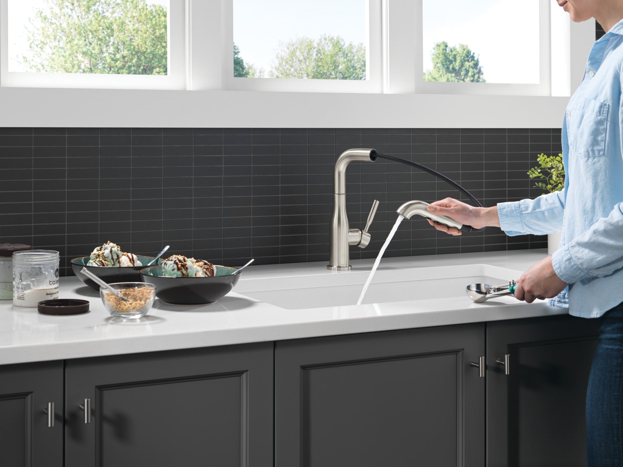 Delta Almari™ Single Handle Pull-Out Kitchen Faucet