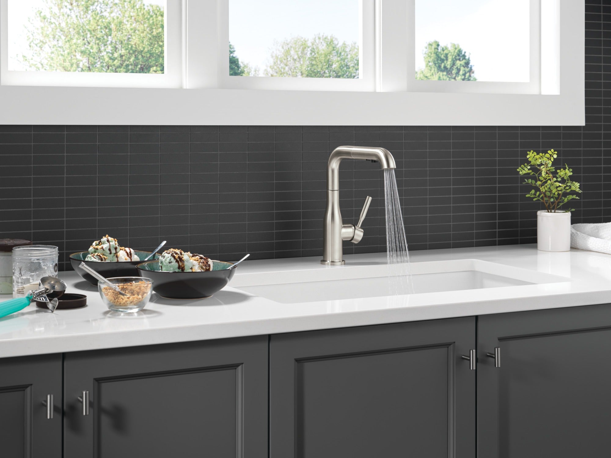 Delta Almari™ Single Handle Pull-Out Kitchen Faucet