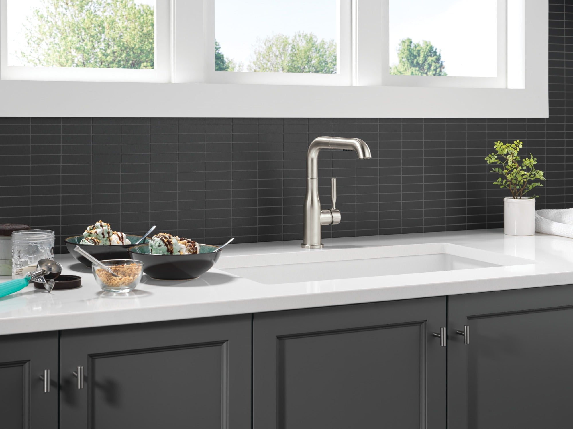 Delta Almari™ Single Handle Pull-Out Kitchen Faucet