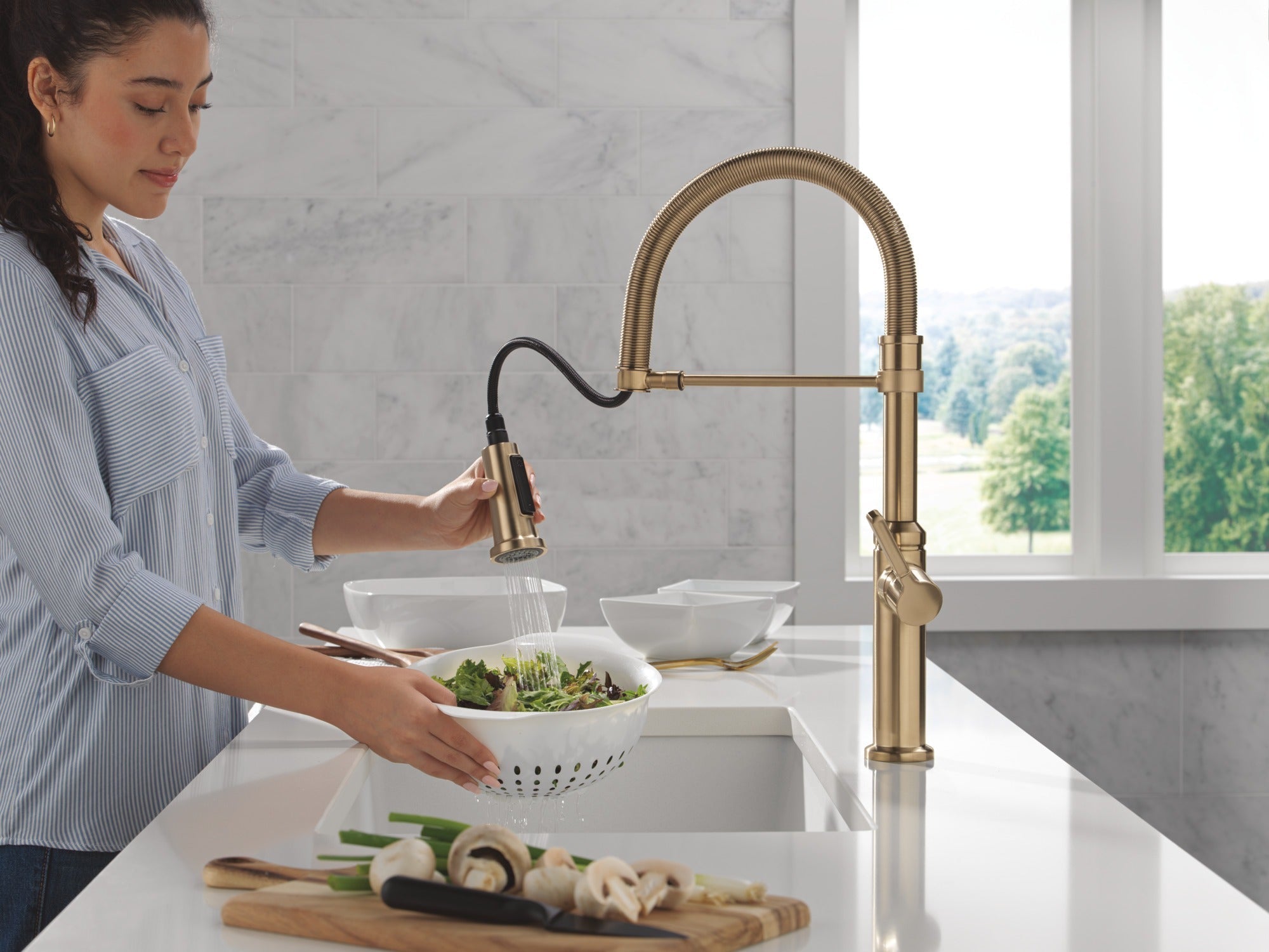 Delta Rhett® Single Handle Pull-Down Spring Kitchen Faucet