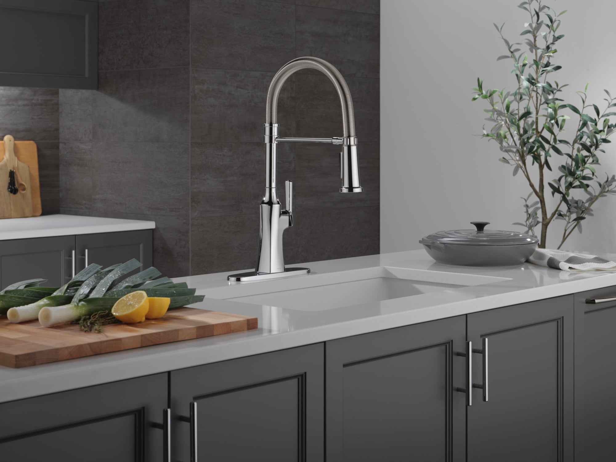 Delta Ermelo® Single Handle Pull-Down Kitchen Faucet With Spring Spout