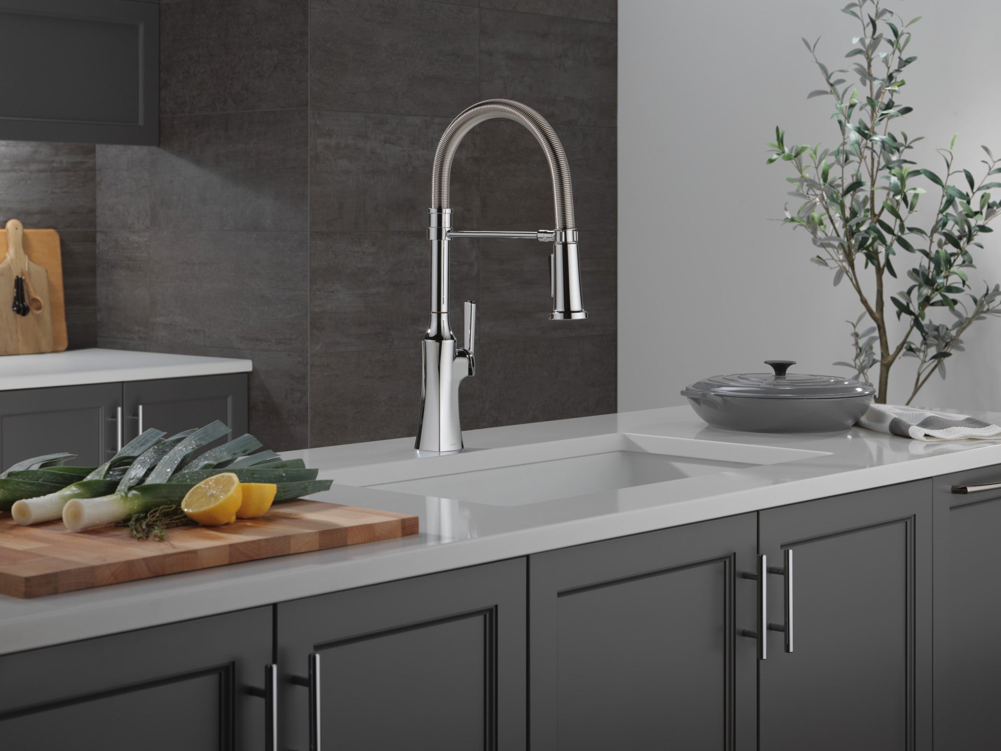 Delta Ermelo® Single Handle Pull-Down Kitchen Faucet With Spring Spout