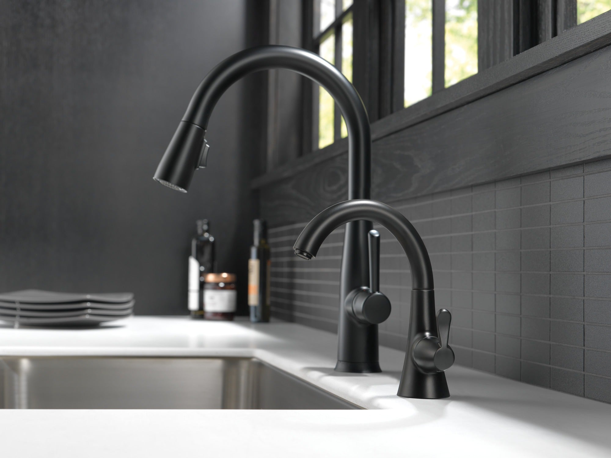 Delta Essa® Single Handle Pull-Down Kitchen Faucet with Touch<sub>2</sub>O® Technology