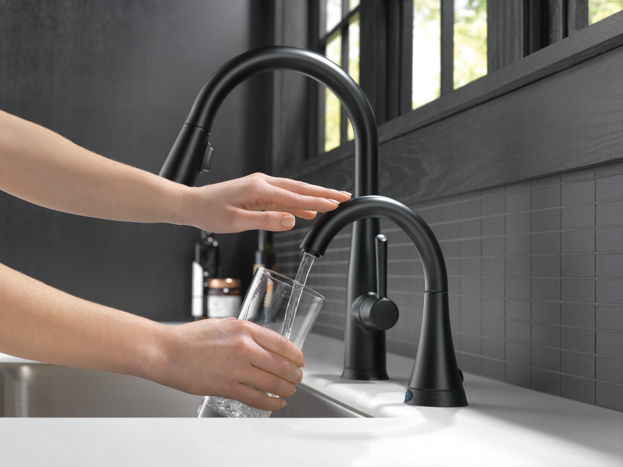 Delta Essa® Single Handle Pull-Down Kitchen Faucet with Touch<sub>2</sub>O® Technology