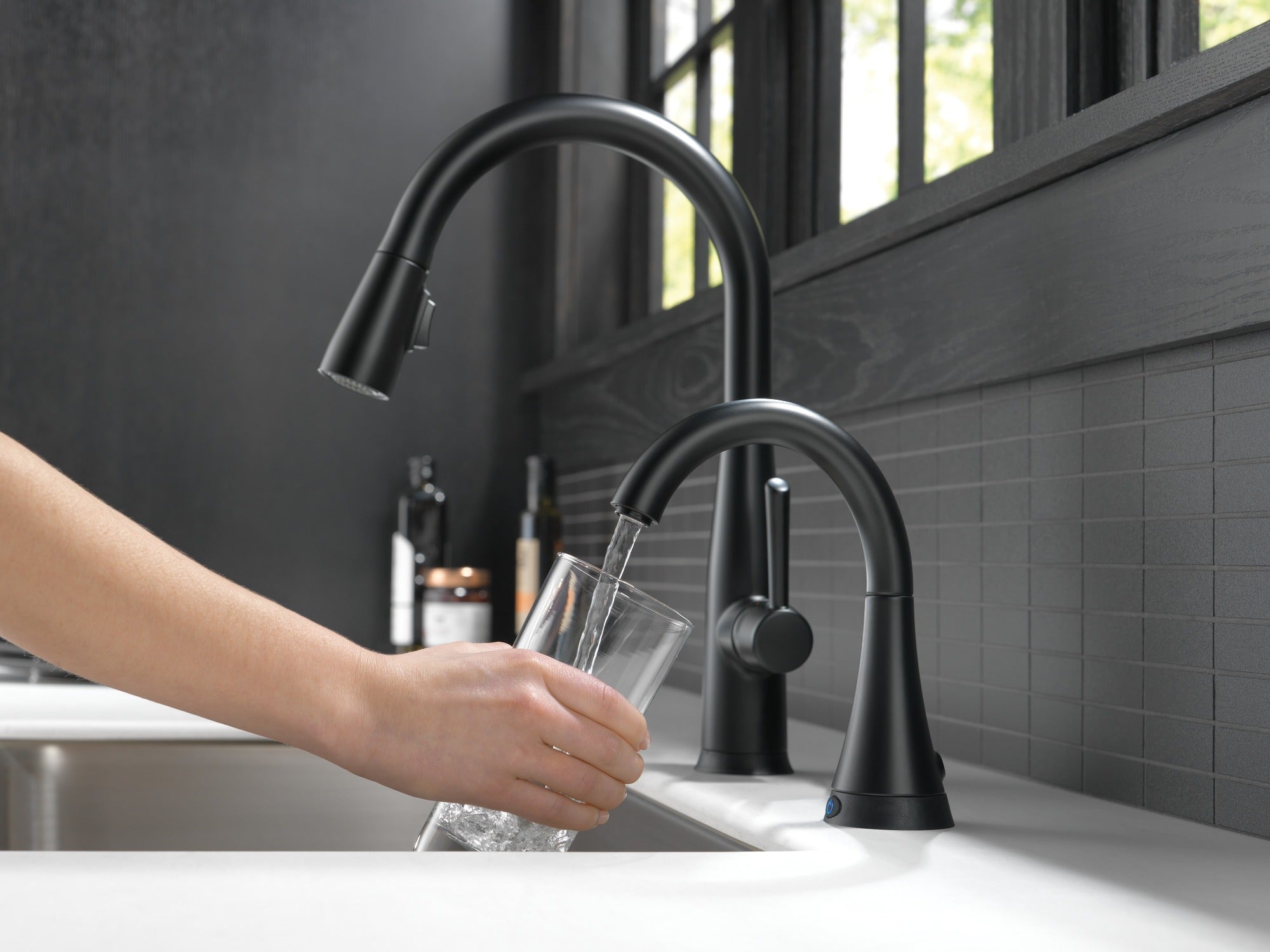 Delta Essa® Single Handle Pull-Down Kitchen Faucet with Touch<sub>2</sub>O® Technology