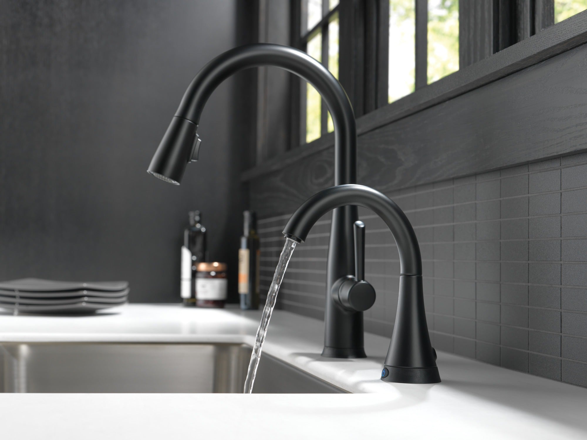 Delta Essa® Single Handle Pull-Down Kitchen Faucet with Touch<sub>2</sub>O® Technology