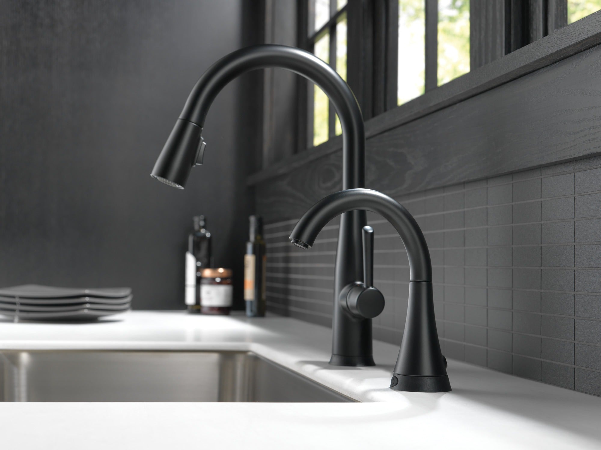 Delta Essa® Single Handle Pull-Down Kitchen Faucet with Touch<sub>2</sub>O® Technology