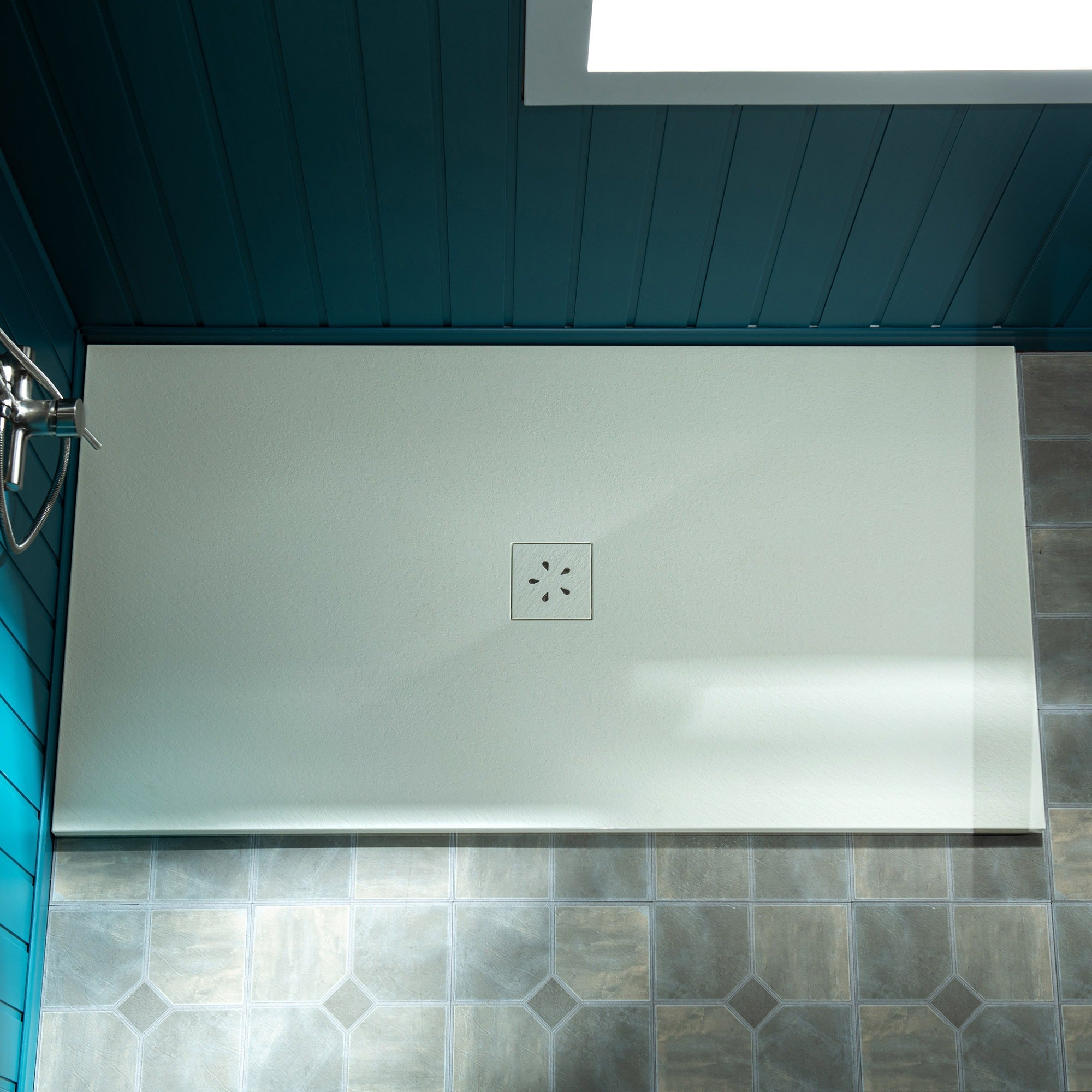 WOODBRIDGE 47.75-in L x 32-in W Zero-Threshold End-Drain Shower Base with Center Drain Placement, Matching Decorative Drain Plate and Tile Flange