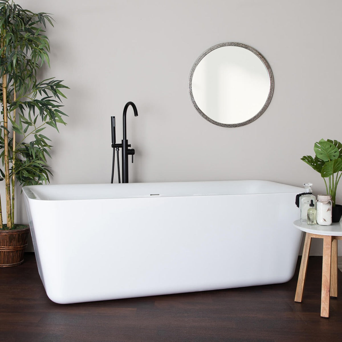 MAIDSTONE Reagan 69 Inch Acrylic Contemporary Freestanding Tub