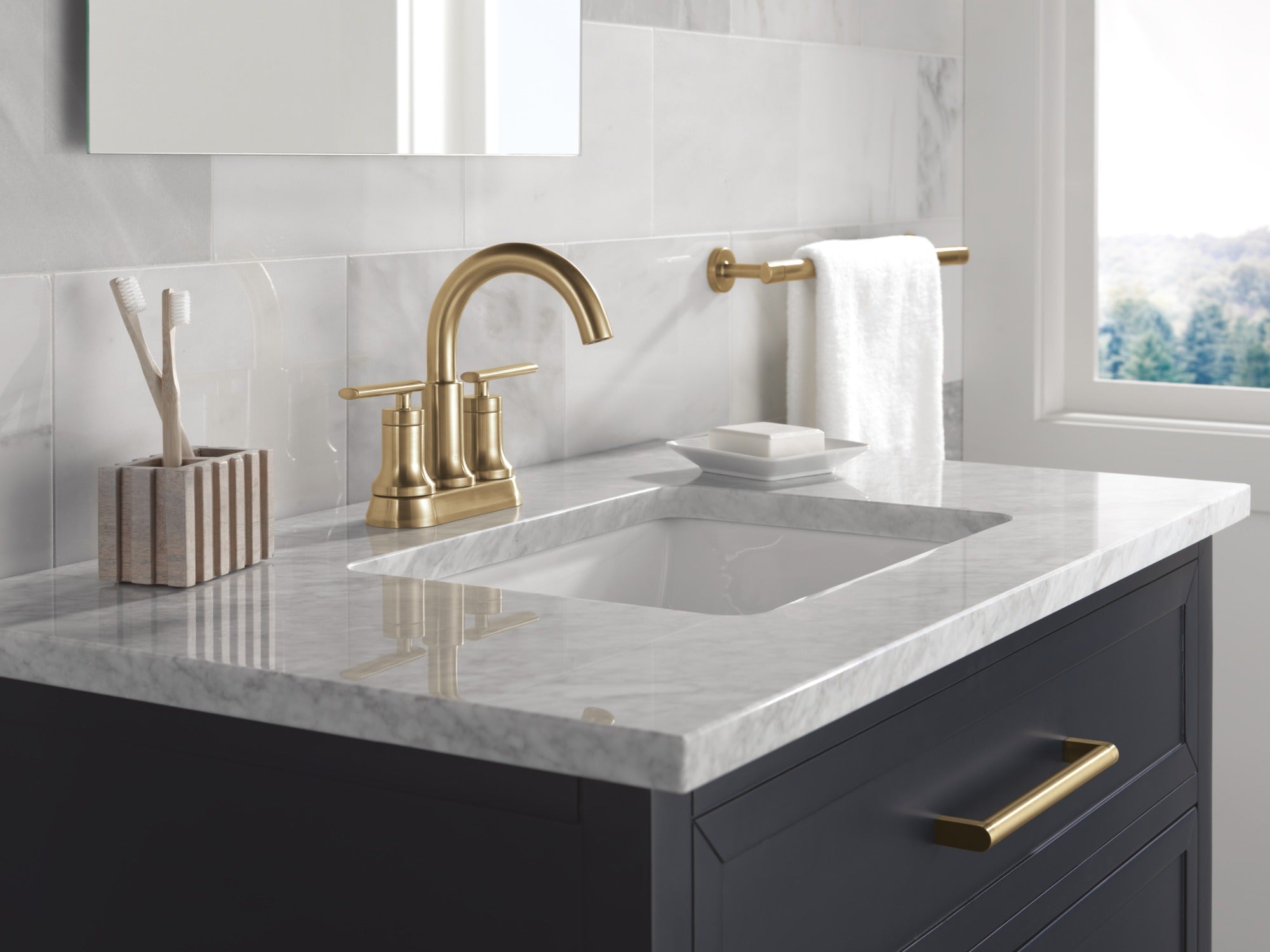 Delta Altado™ 8" Towel Bar