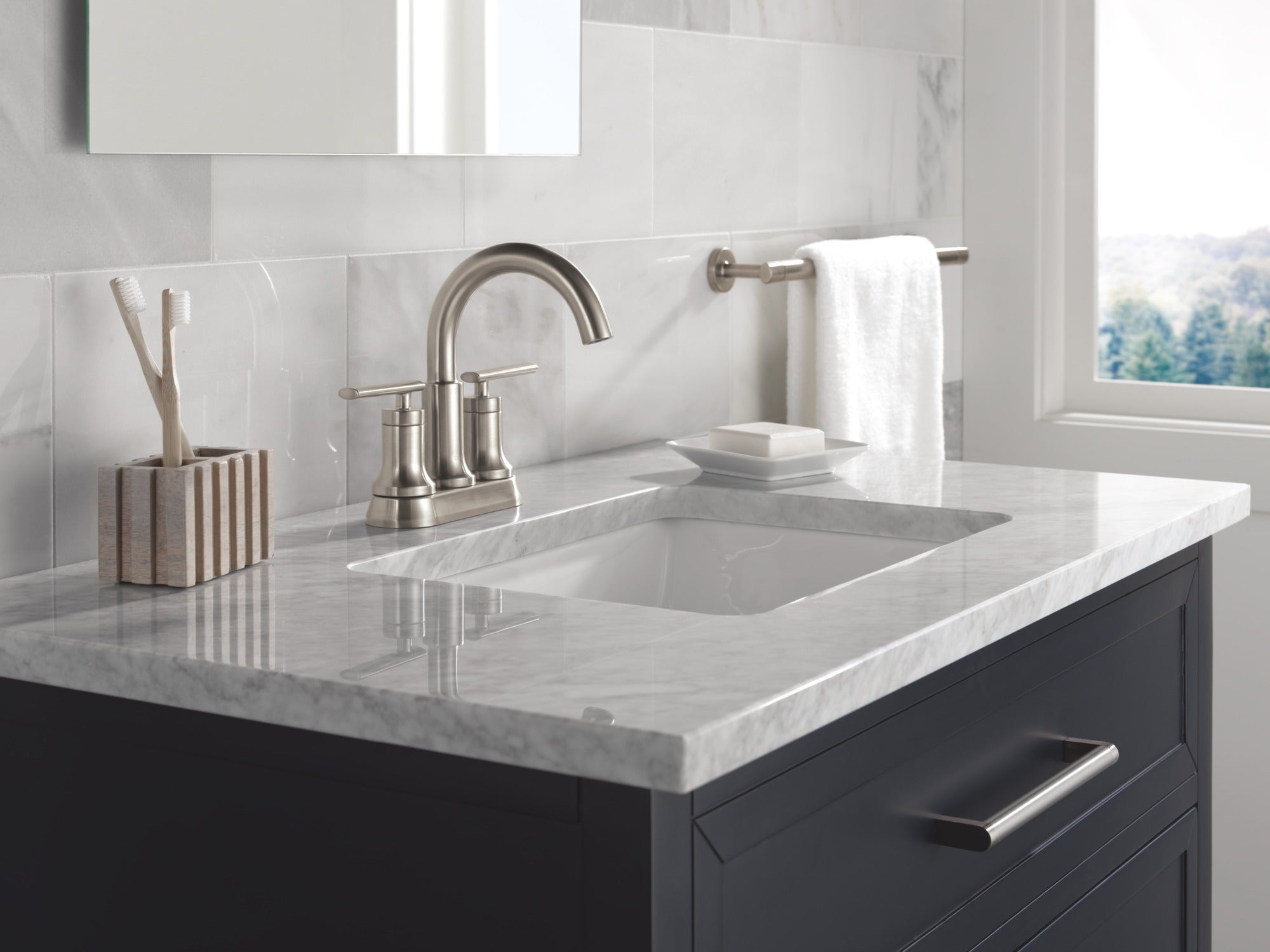 Delta Altado™ 8" Towel Bar