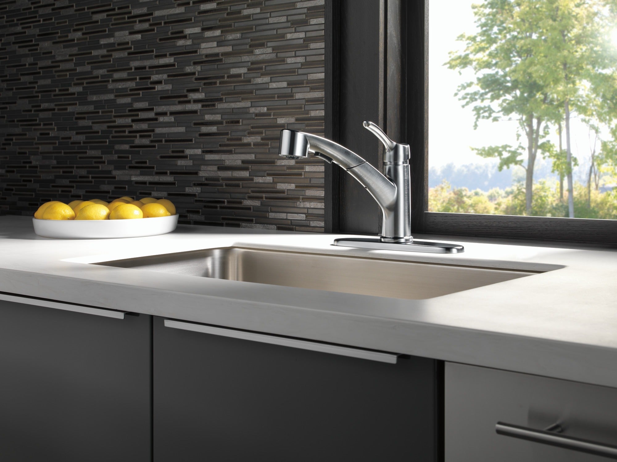 Delta Collins™ Single Handle Pull-Out Kitchen Faucet