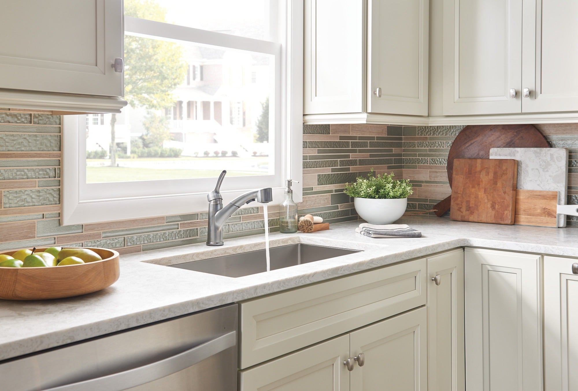 Delta Collins™ Single Handle Pull-Out Kitchen Faucet