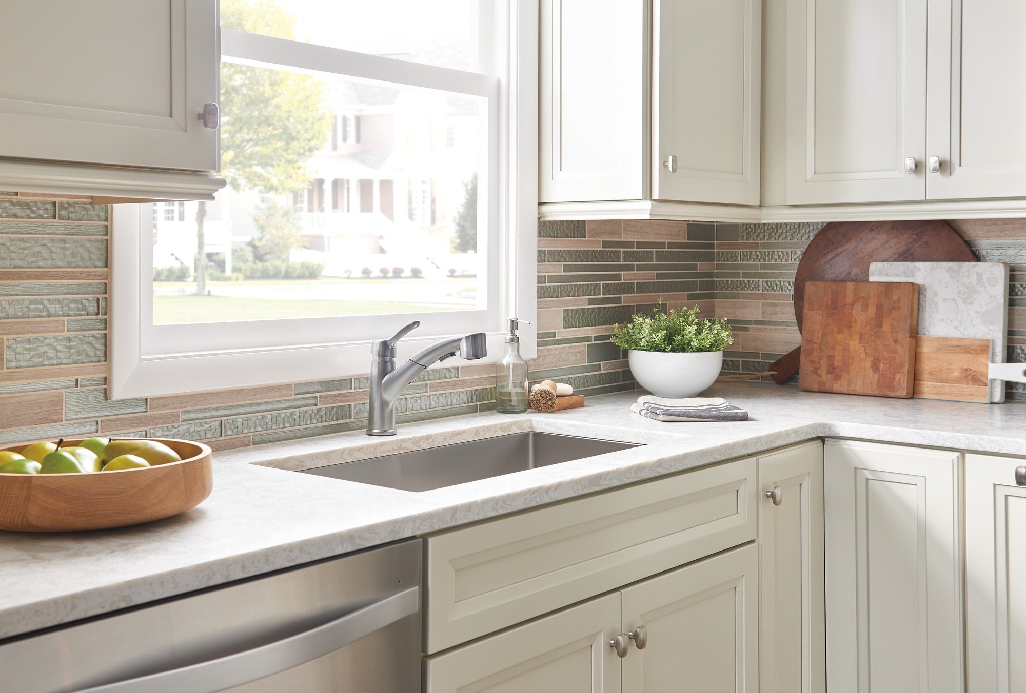 Delta Collins™ Single Handle Pull-Out Kitchen Faucet