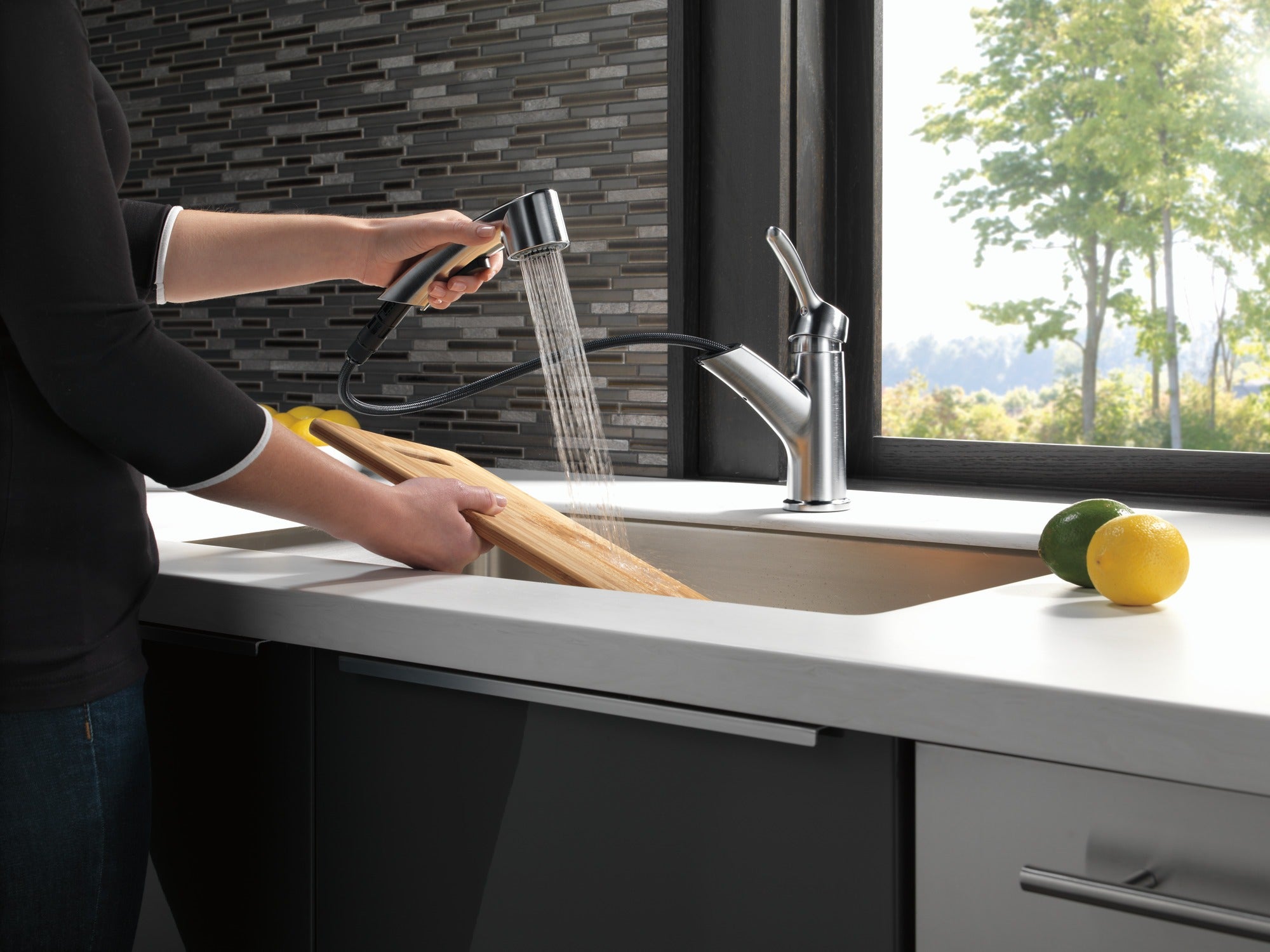 Delta Collins™ Single Handle Pull-Out Kitchen Faucet