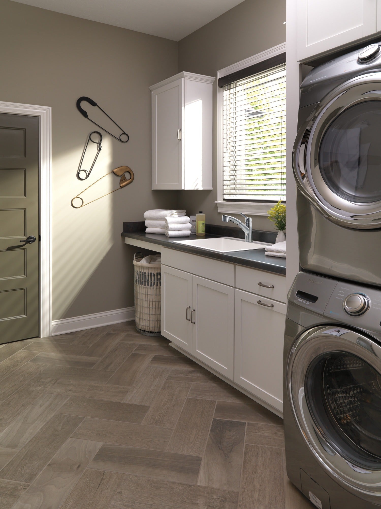 Delta Collins™ Single Handle Pull-Out Kitchen Faucet