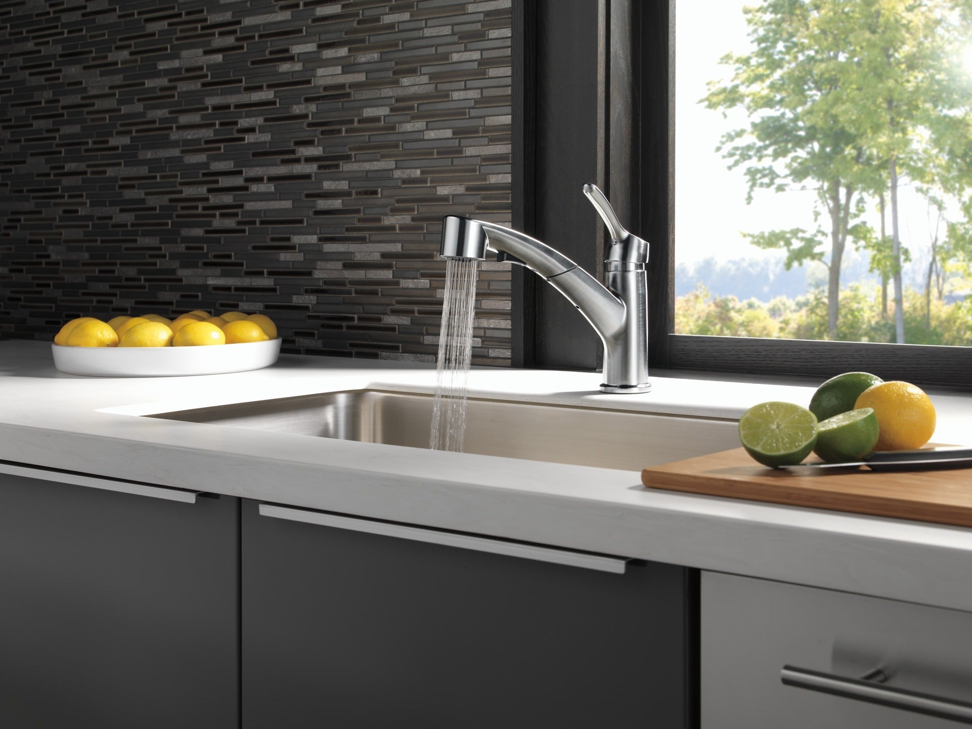 Delta Collins™ Single Handle Pull-Out Kitchen Faucet