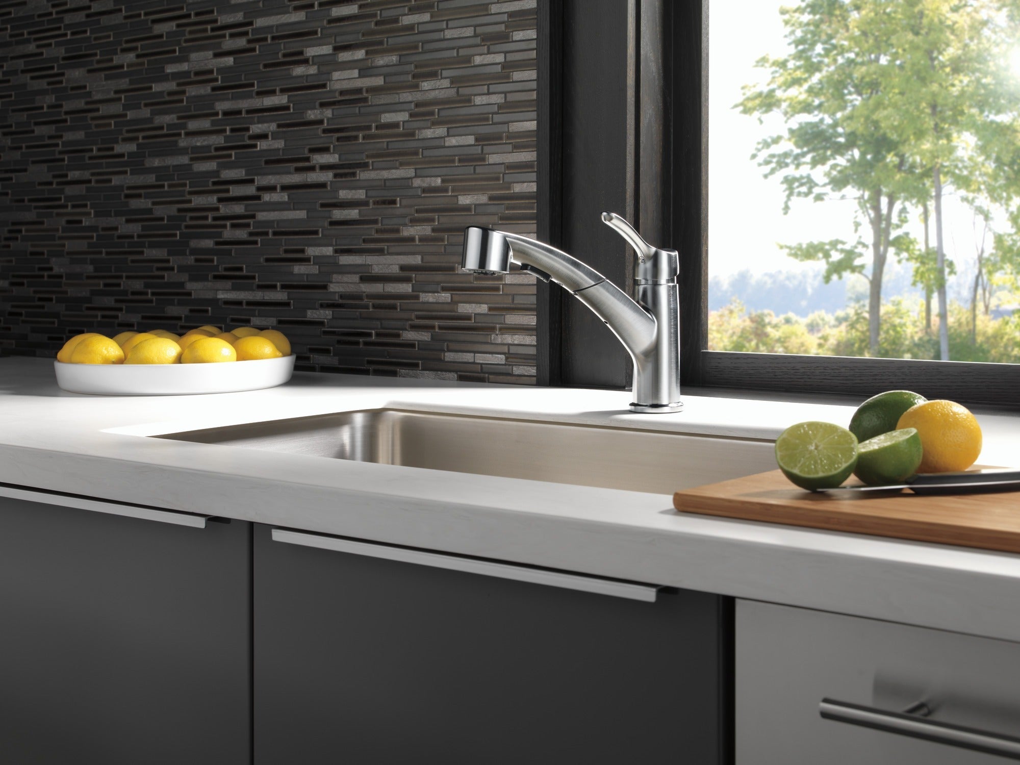 Delta Collins™ Single Handle Pull-Out Kitchen Faucet