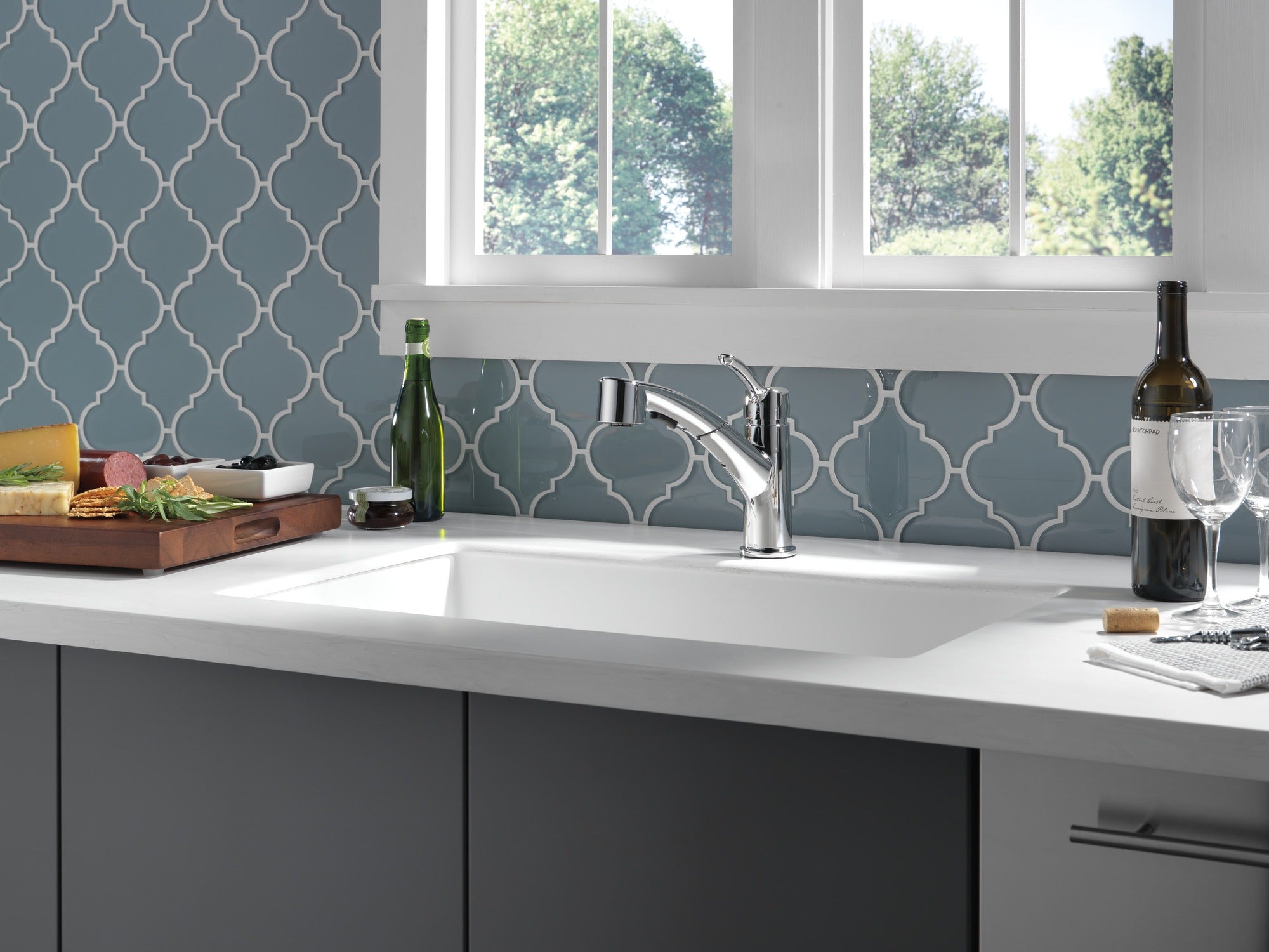Delta Collins™ Single Handle Pull-Out Kitchen Faucet