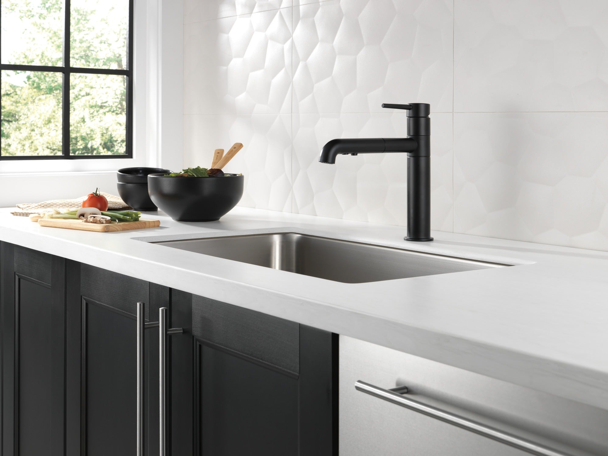 Delta Trinsic® Single Handle Pull-Out Kitchen Faucet