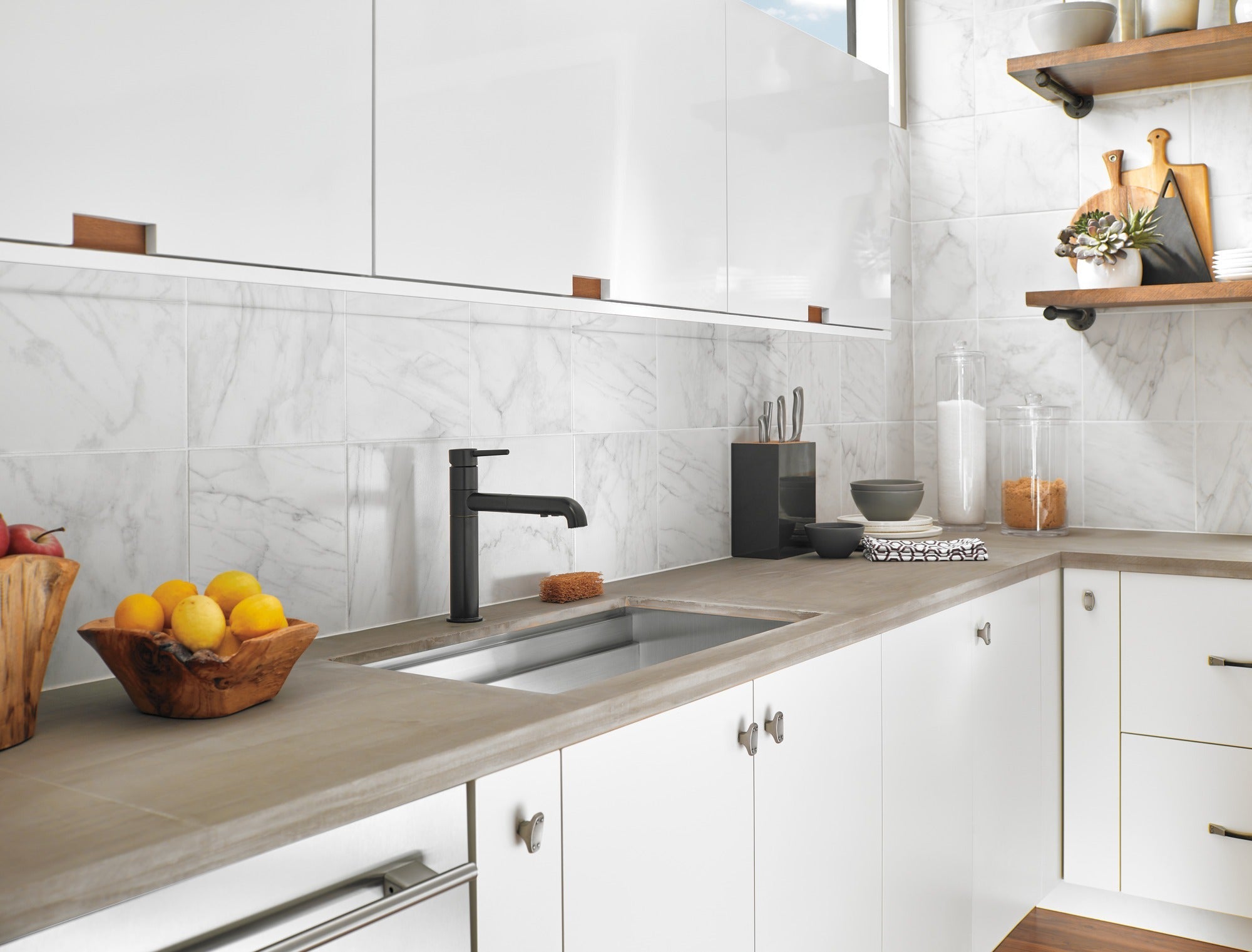 Delta Trinsic® Single Handle Pull-Out Kitchen Faucet