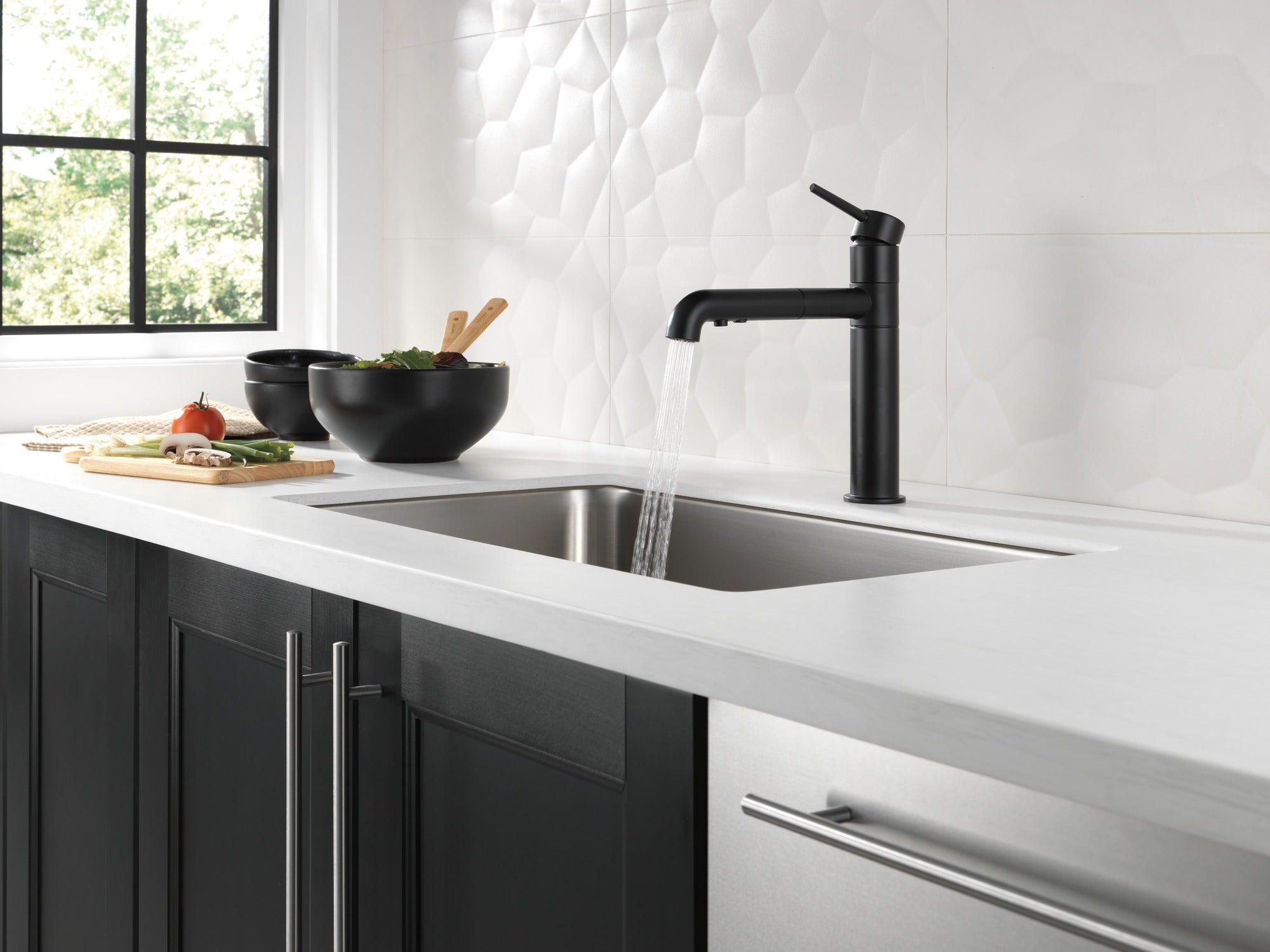 Delta Trinsic® Single Handle Pull-Out Kitchen Faucet