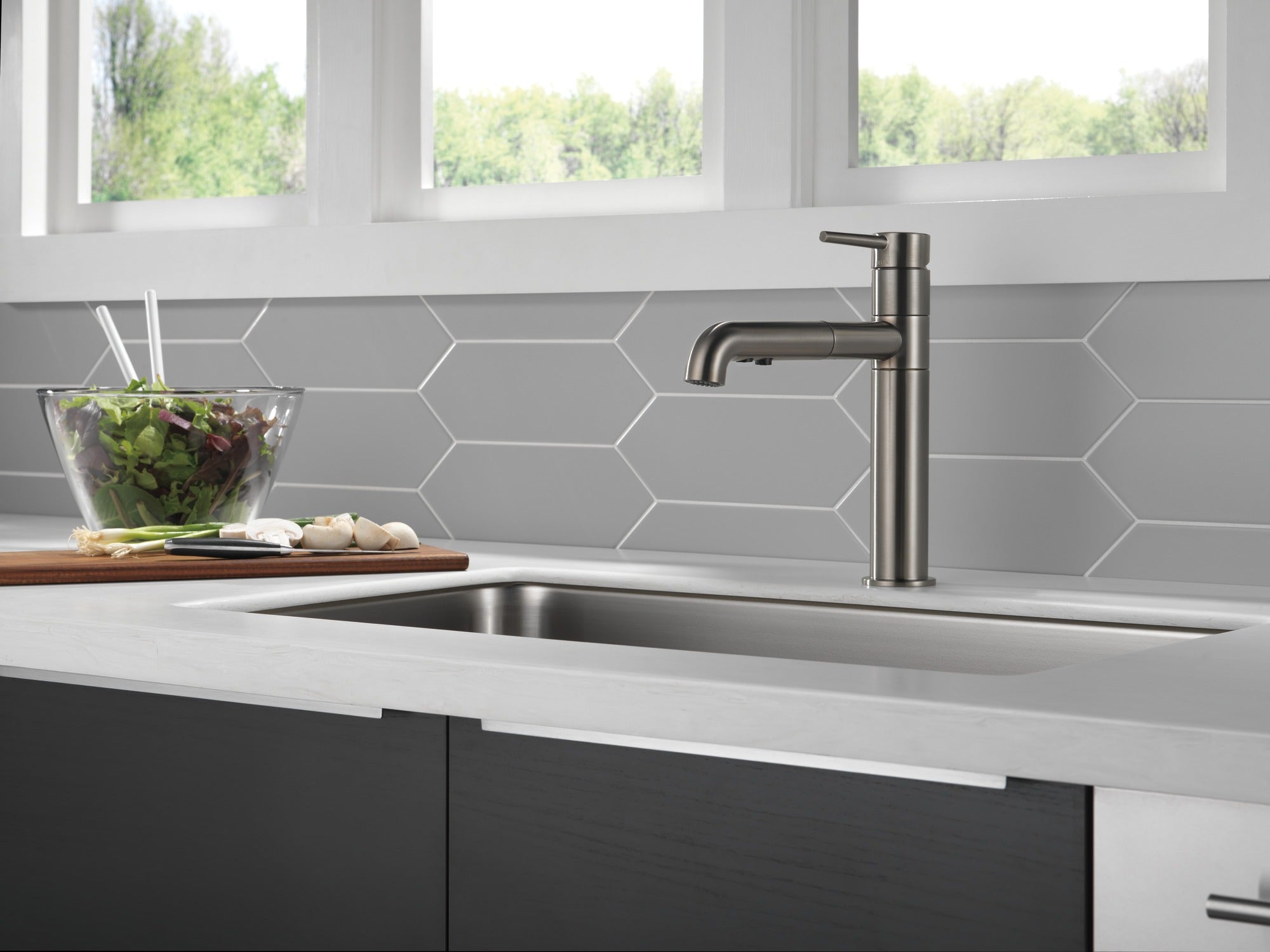Delta Trinsic® Single Handle Pull-Out Kitchen Faucet
