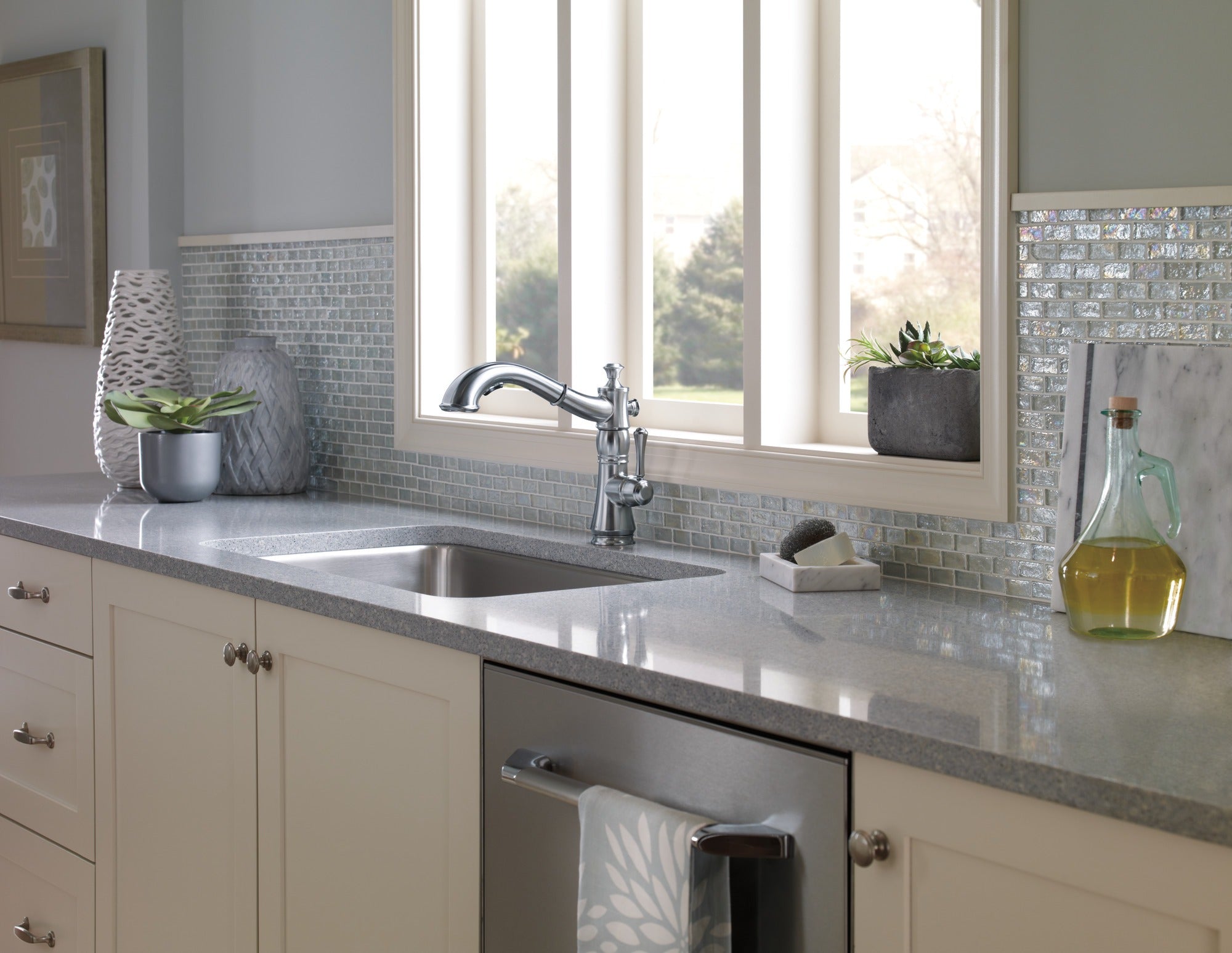 Delta Cassidy® Single Handle Pull-Out Kitchen Faucet