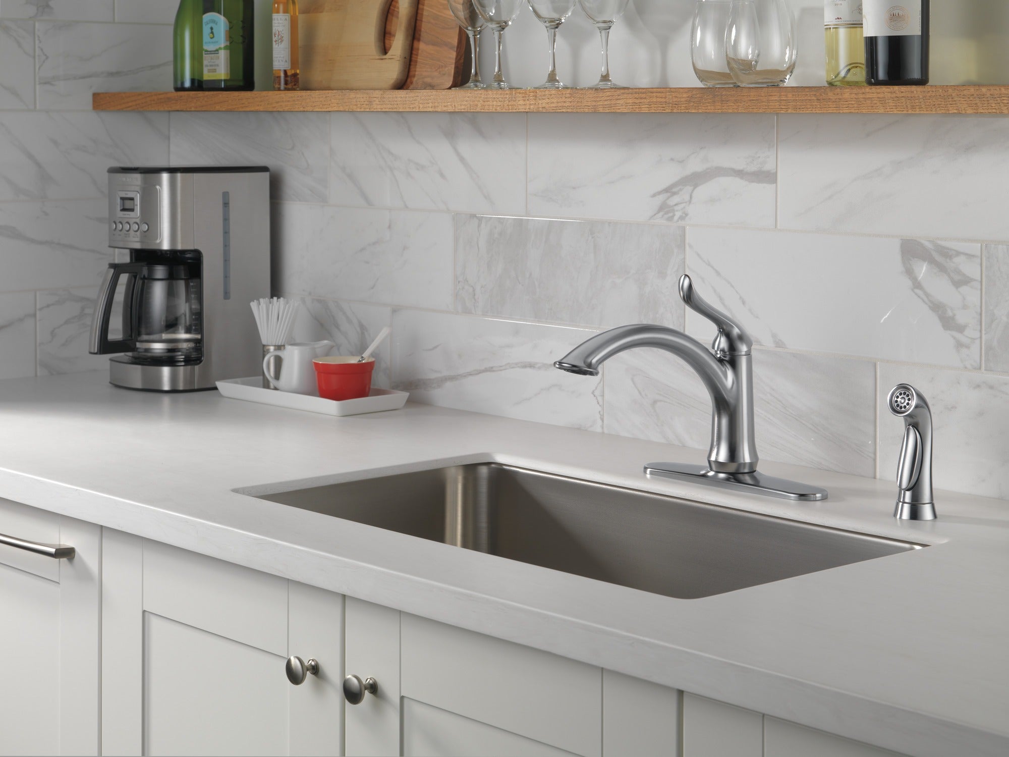 Delta Linden™ Single Handle Kitchen Faucet with Spray