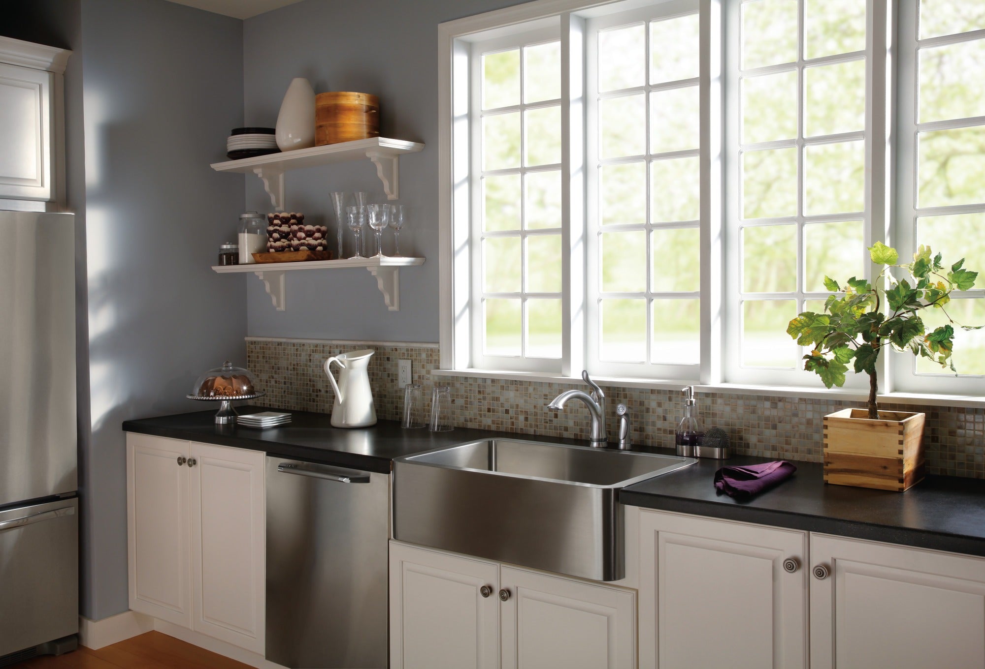 Delta Linden™ Single Handle Kitchen Faucet with Spray