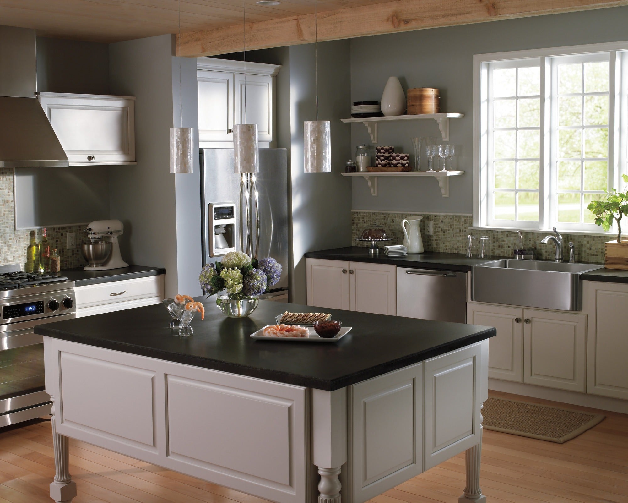 Delta Linden™ Single Handle Kitchen Faucet with Spray