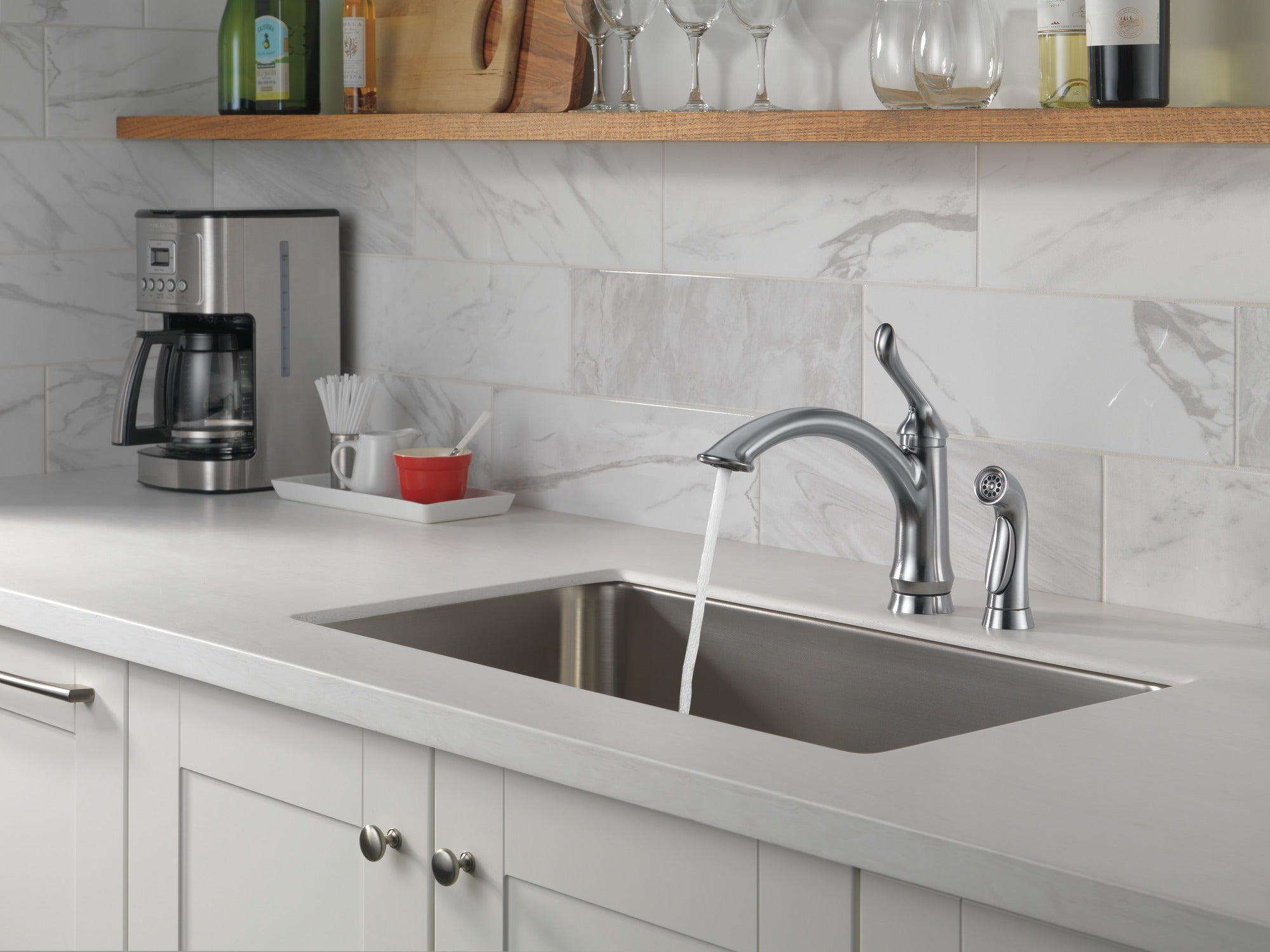 Delta Linden™ Single Handle Kitchen Faucet with Spray