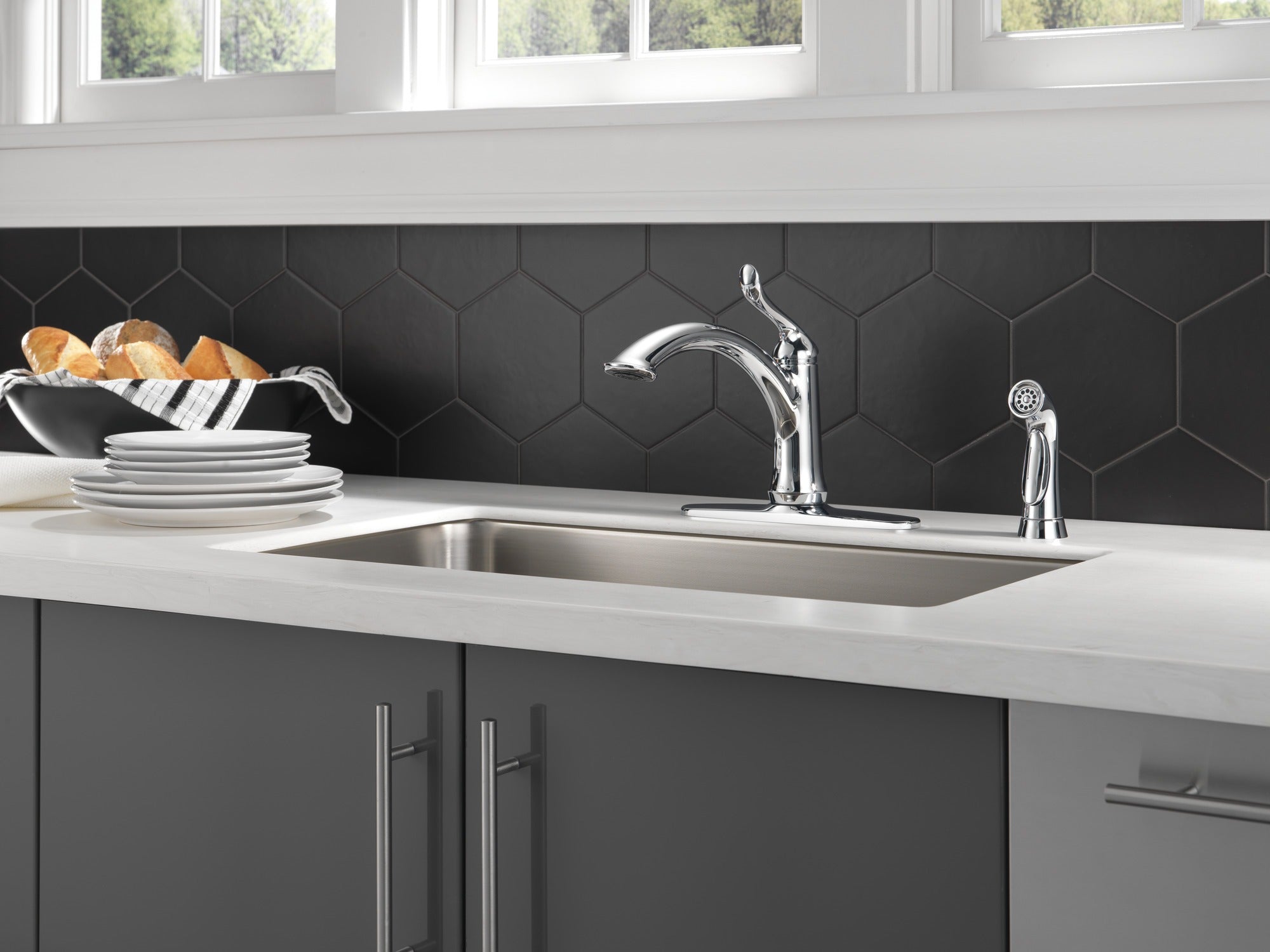 Delta Linden™ Single Handle Kitchen Faucet with Spray