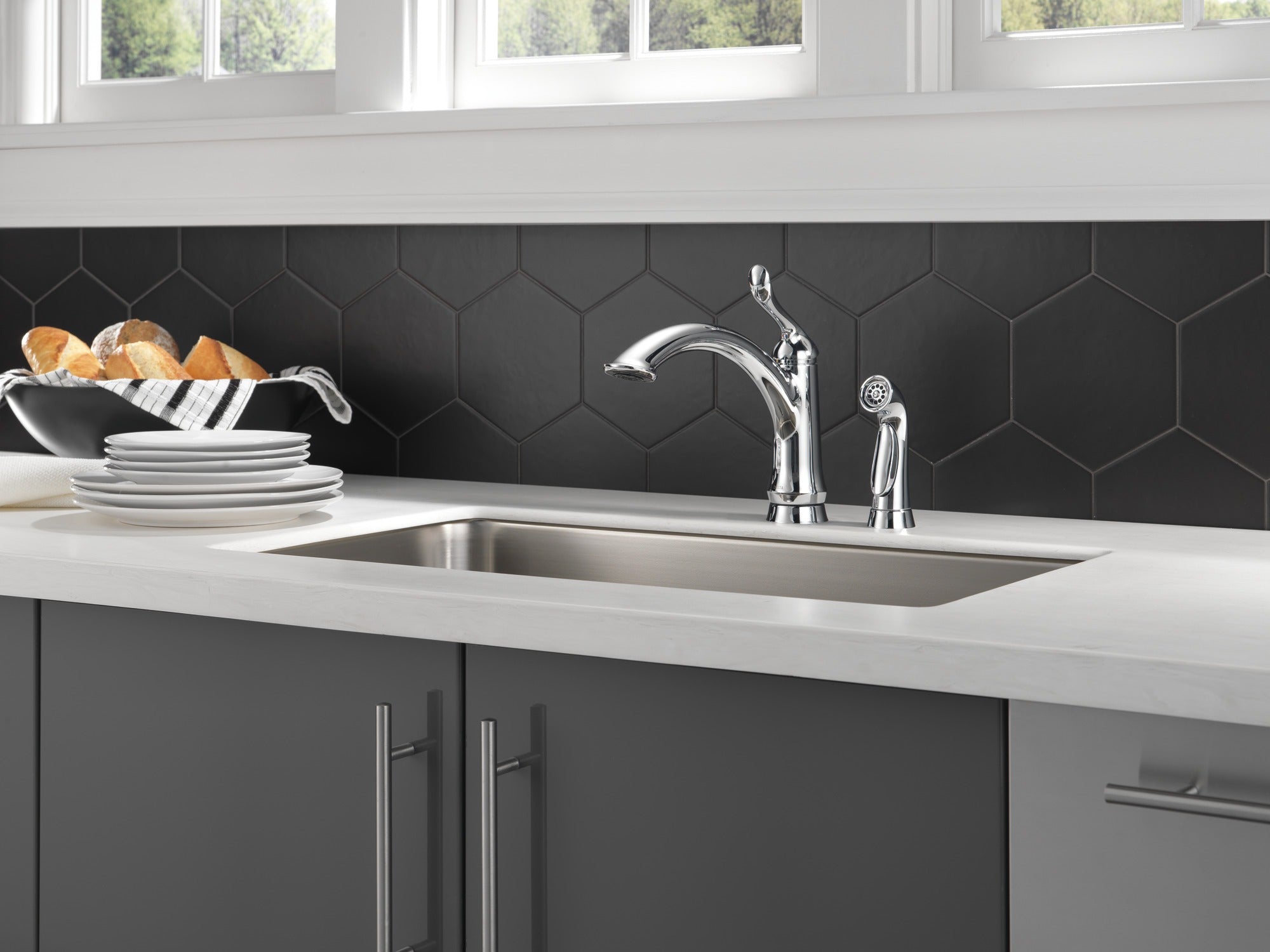 Delta Linden™ Single Handle Kitchen Faucet with Spray