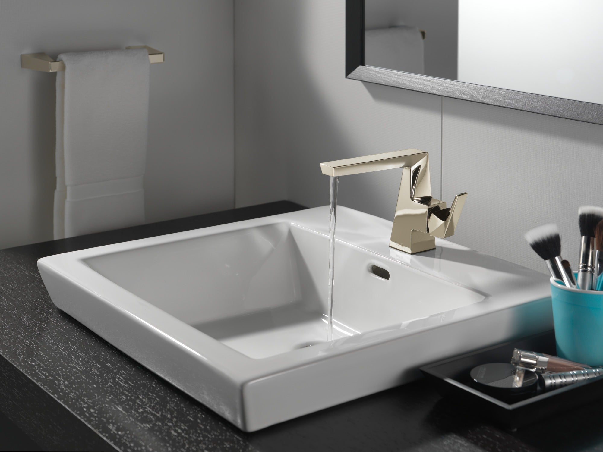 Delta Trillian™ 8" Mini Towel Bar