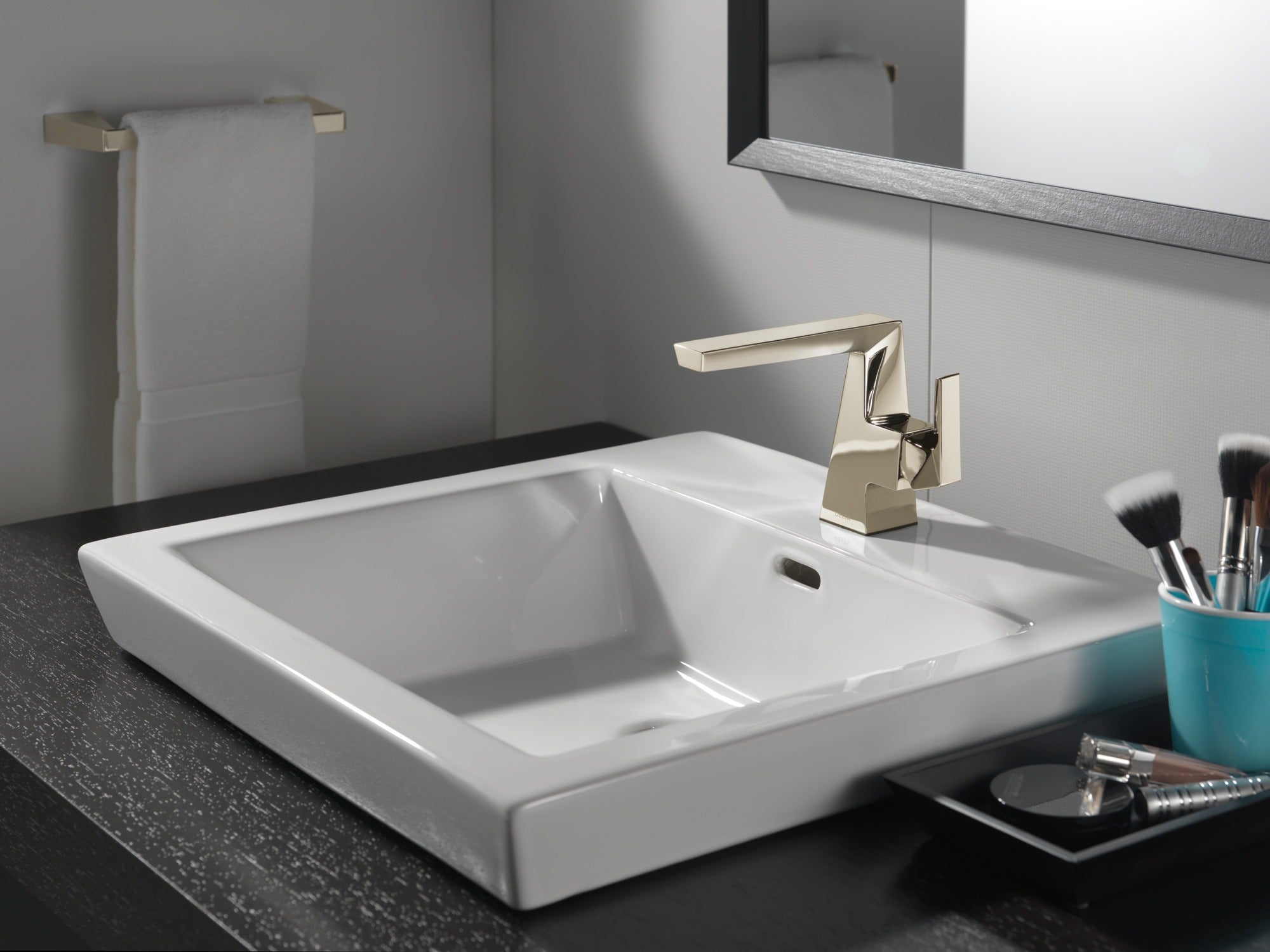 Delta Trillian™ 8" Mini Towel Bar