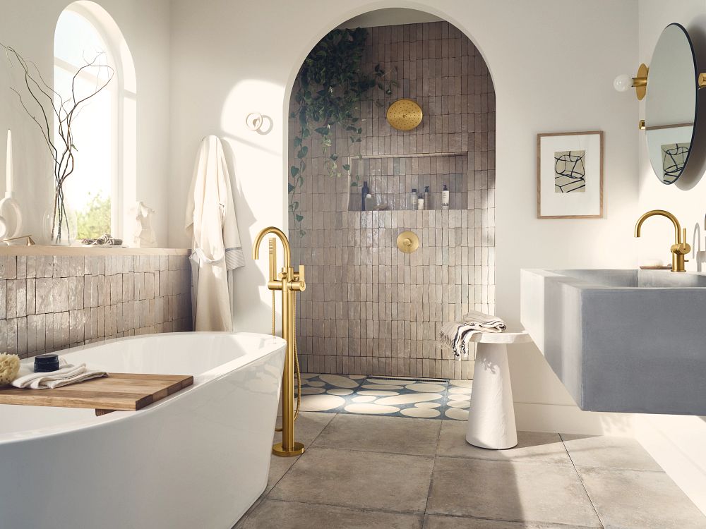 Cia one-handle tub filler includes hand shower