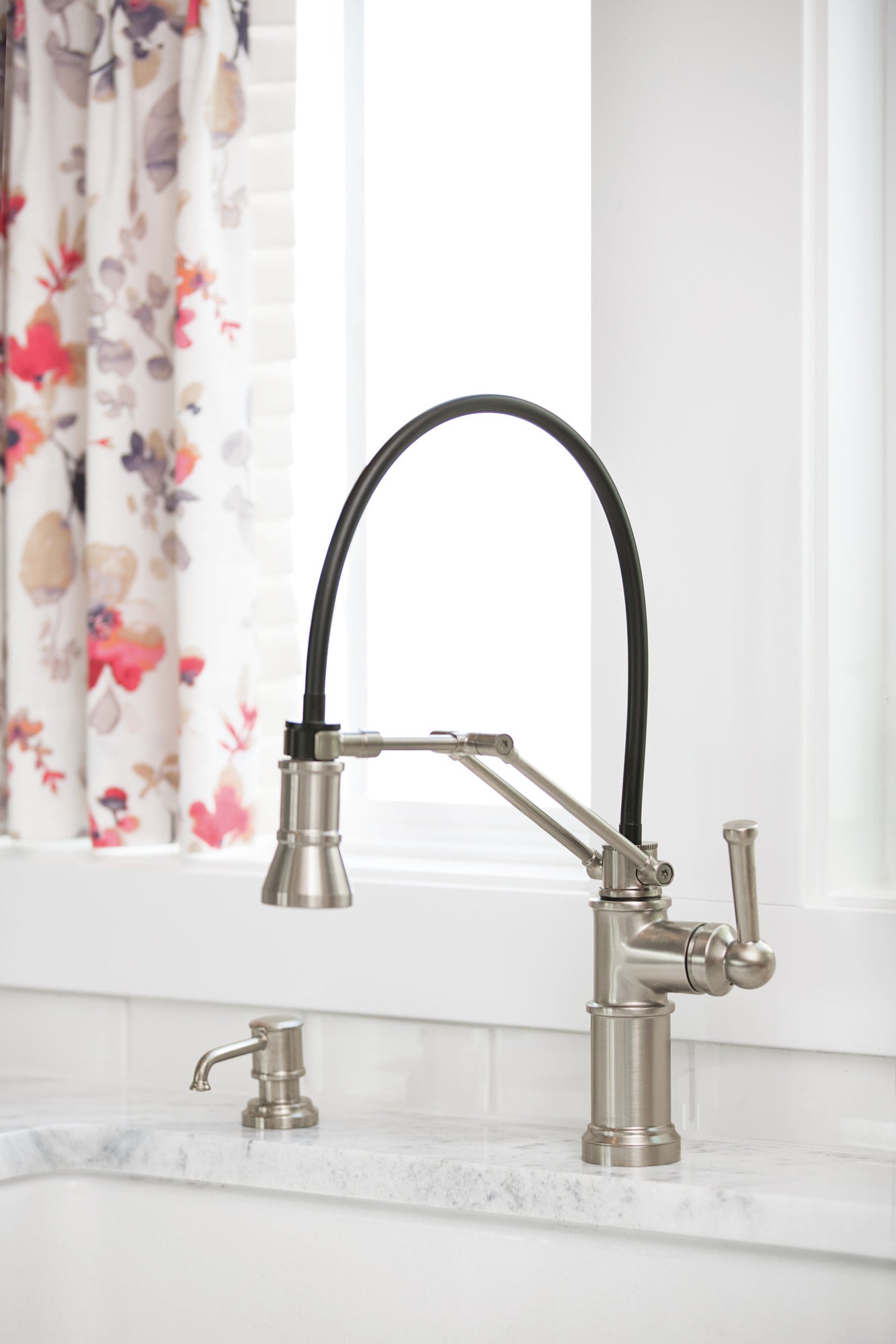 Brizo Artesso® Single Handle Articulating Kitchen Kitchen Faucet with SmartTouch® Technology