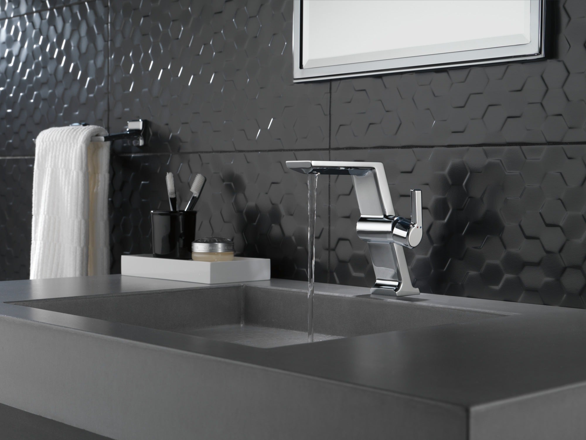 Delta Pivotal® 8" Mini Towel Bar
