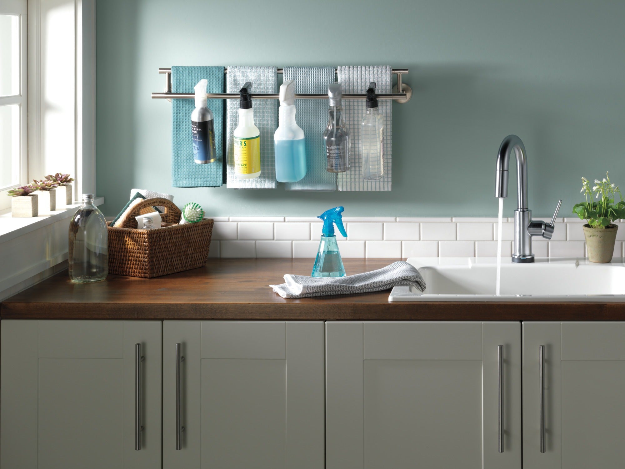 Delta Trinsic® Single Handle Pull-Down Bar / Prep Faucet with Touch<sub>2</sub>O® Technology