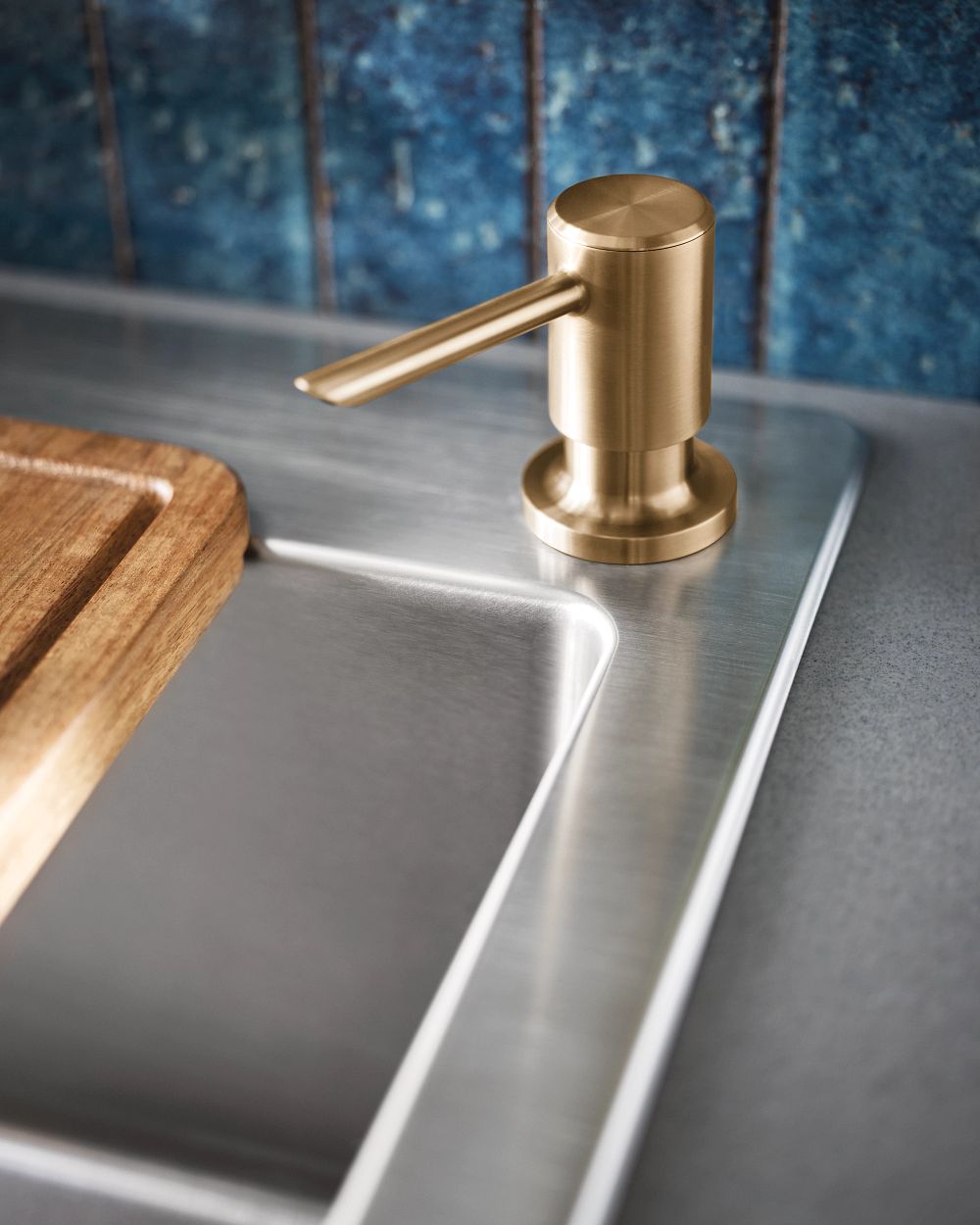 Nolia One-Handle Pre-Rinse Spring Pulldown Kitchen Faucet