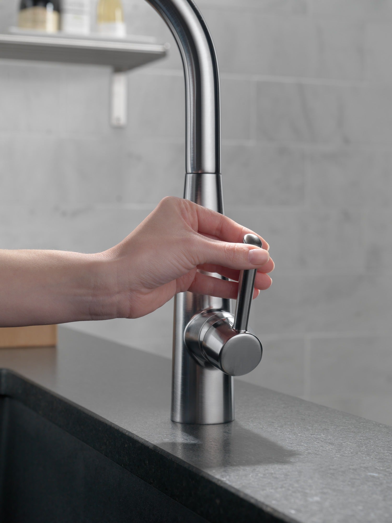 Delta Essa® Single Handle Pull-Down Kitchen Faucet