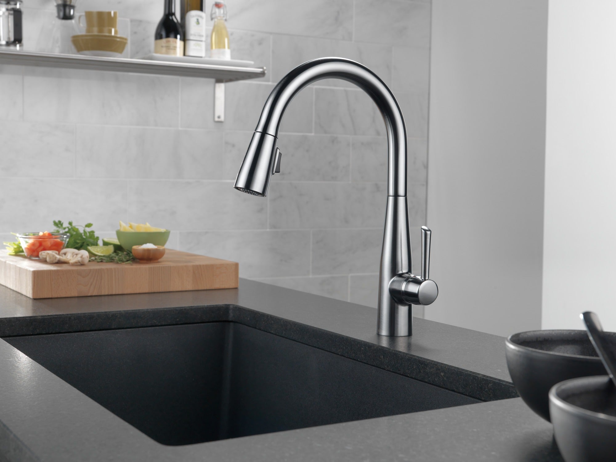 Delta Essa® Single Handle Pull-Down Kitchen Faucet