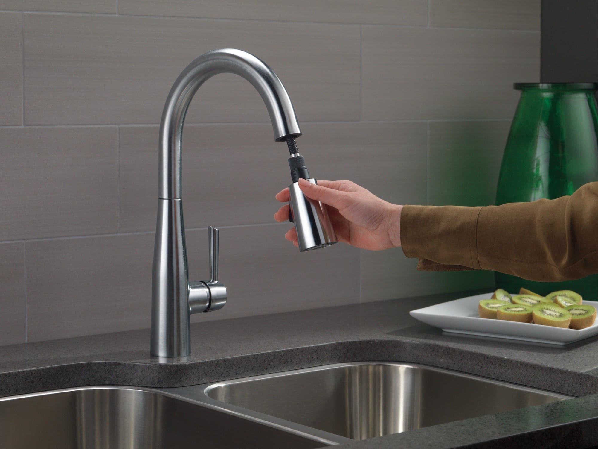 Delta Essa® Single Handle Pull-Down Kitchen Faucet